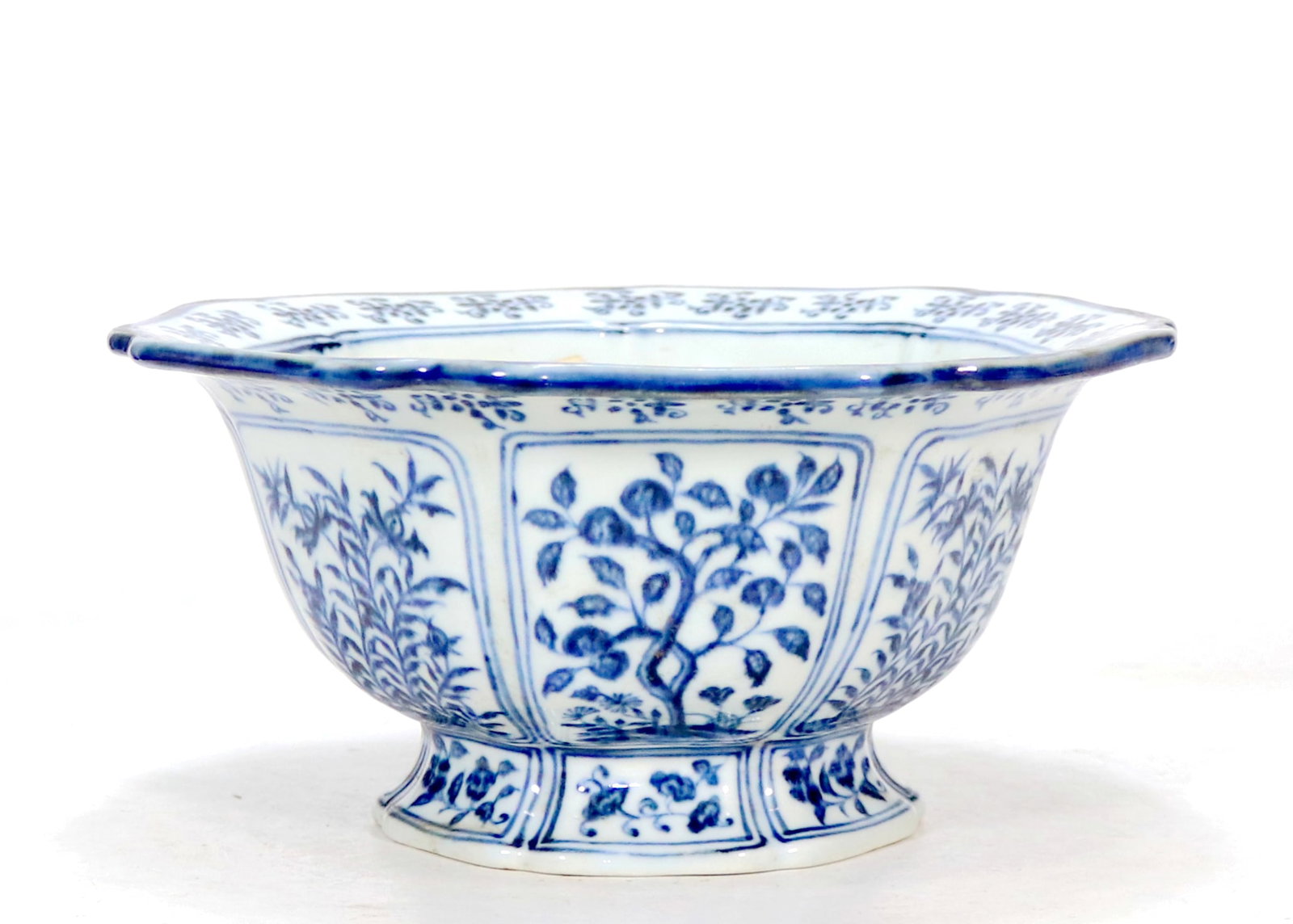 AN UNDERGLAZE-BLUE 'FLORAL' DISH (1 of 9)