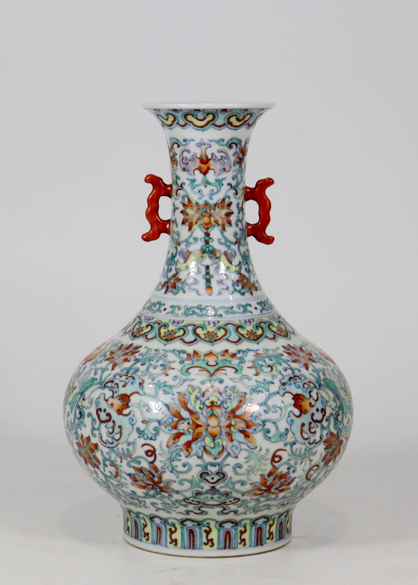 A DOUCAI 'INTERLOCKING FLOWER' DOUBLE-HANDLED VASE - 3