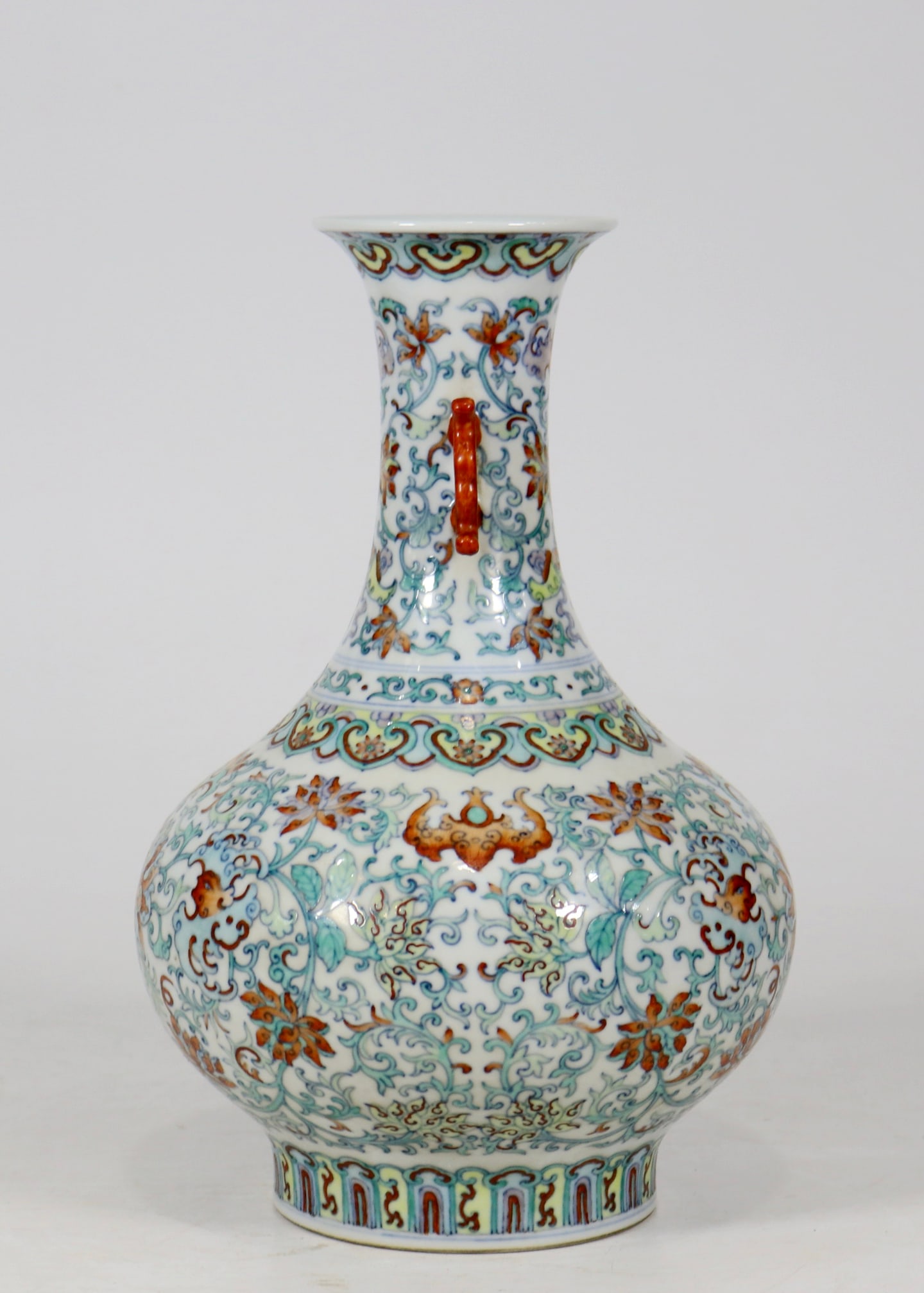 A DOUCAI 'INTERLOCKING FLOWER' DOUBLE-HANDLED VASE - 4