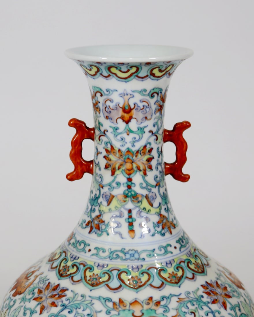 A DOUCAI 'INTERLOCKING FLOWER' DOUBLE-HANDLED VASE - 5