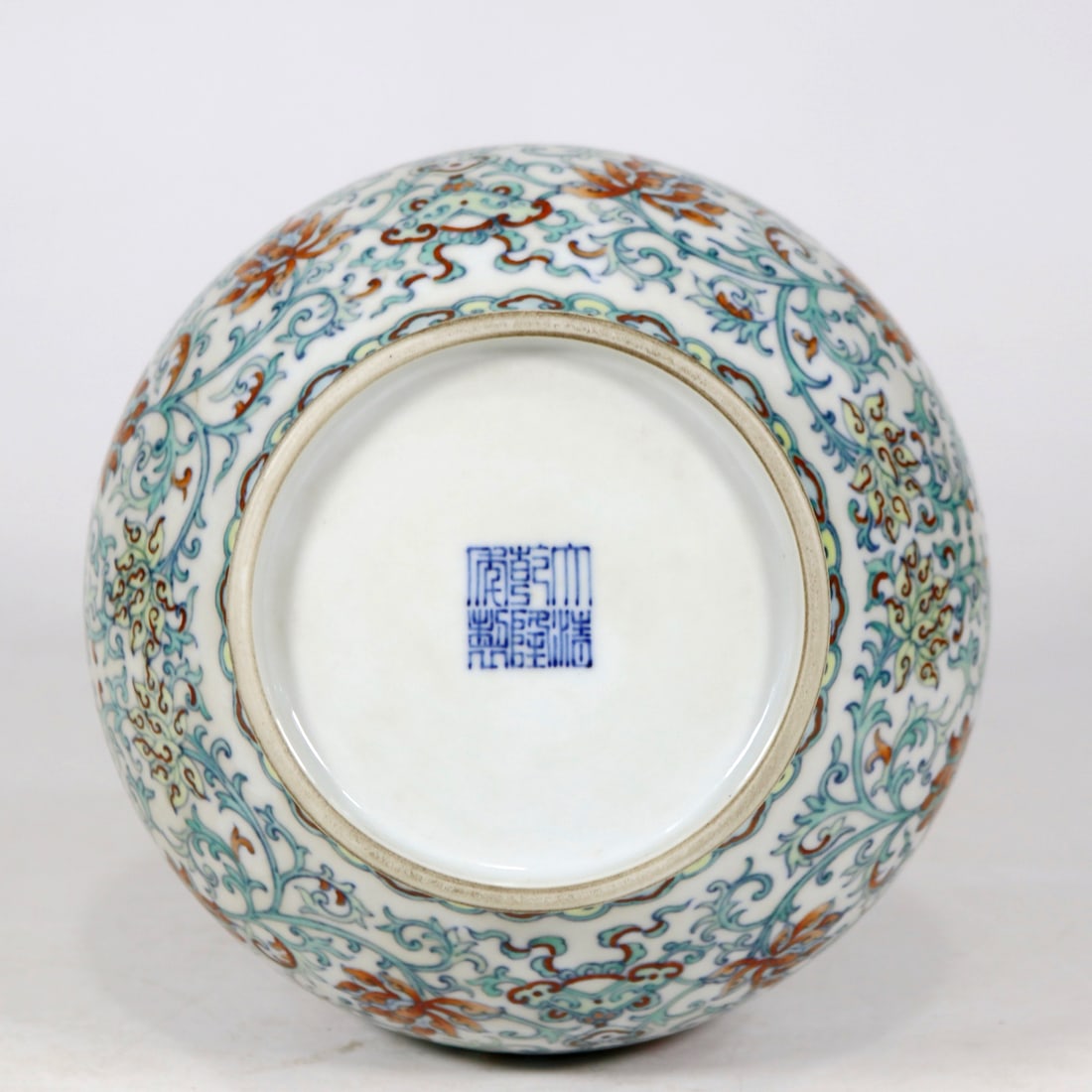 A DOUCAI 'INTERLOCKING FLOWER' DOUBLE-HANDLED VASE - 9