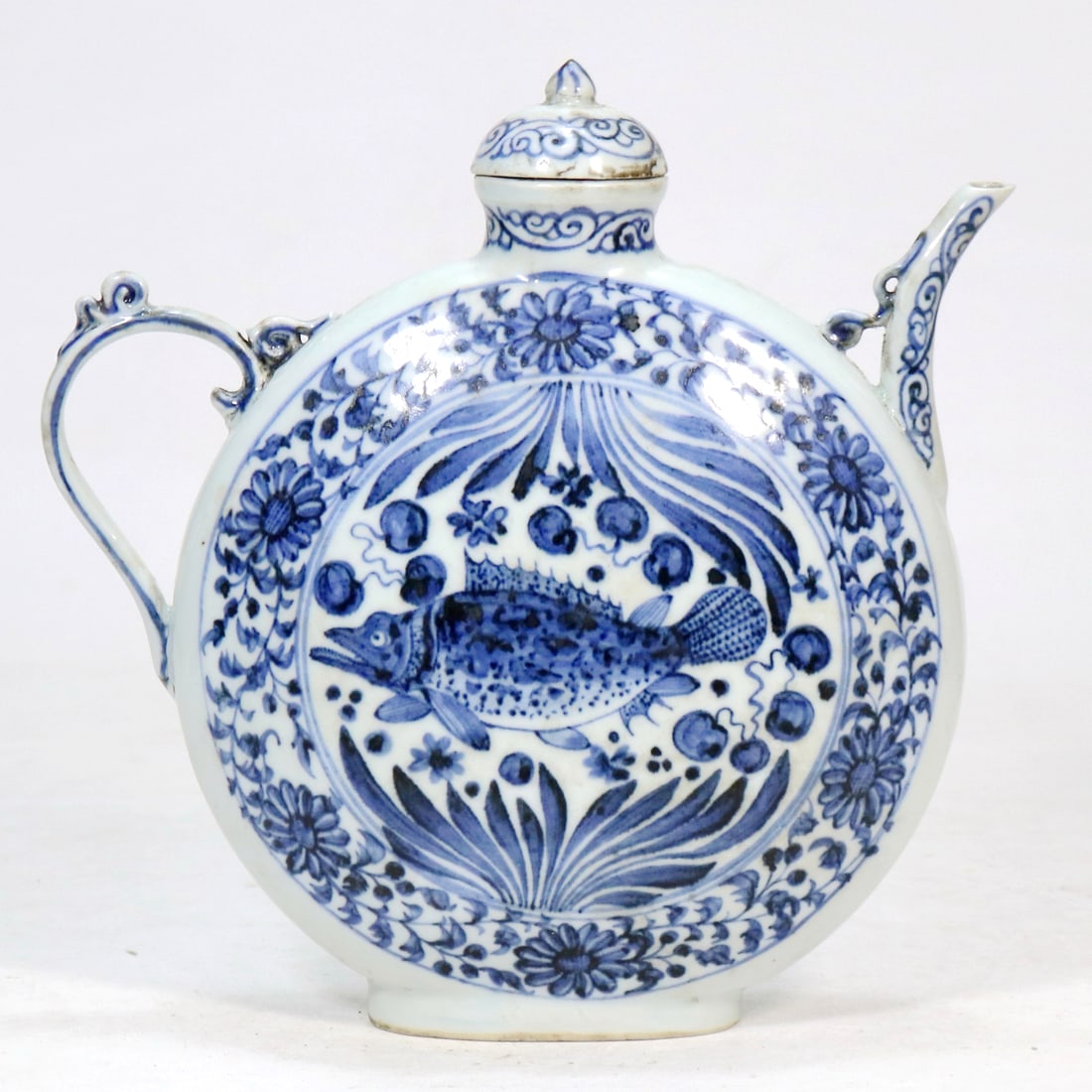 AN UNDERGLAZE-BLUE 'FISH AND WATER WEED' FLATTENED FLASK: AN UNDERGLAZE-BLUE 'FISH AND WATER WEED' FLATTENED FLASK H:20.5CM,W:21CM