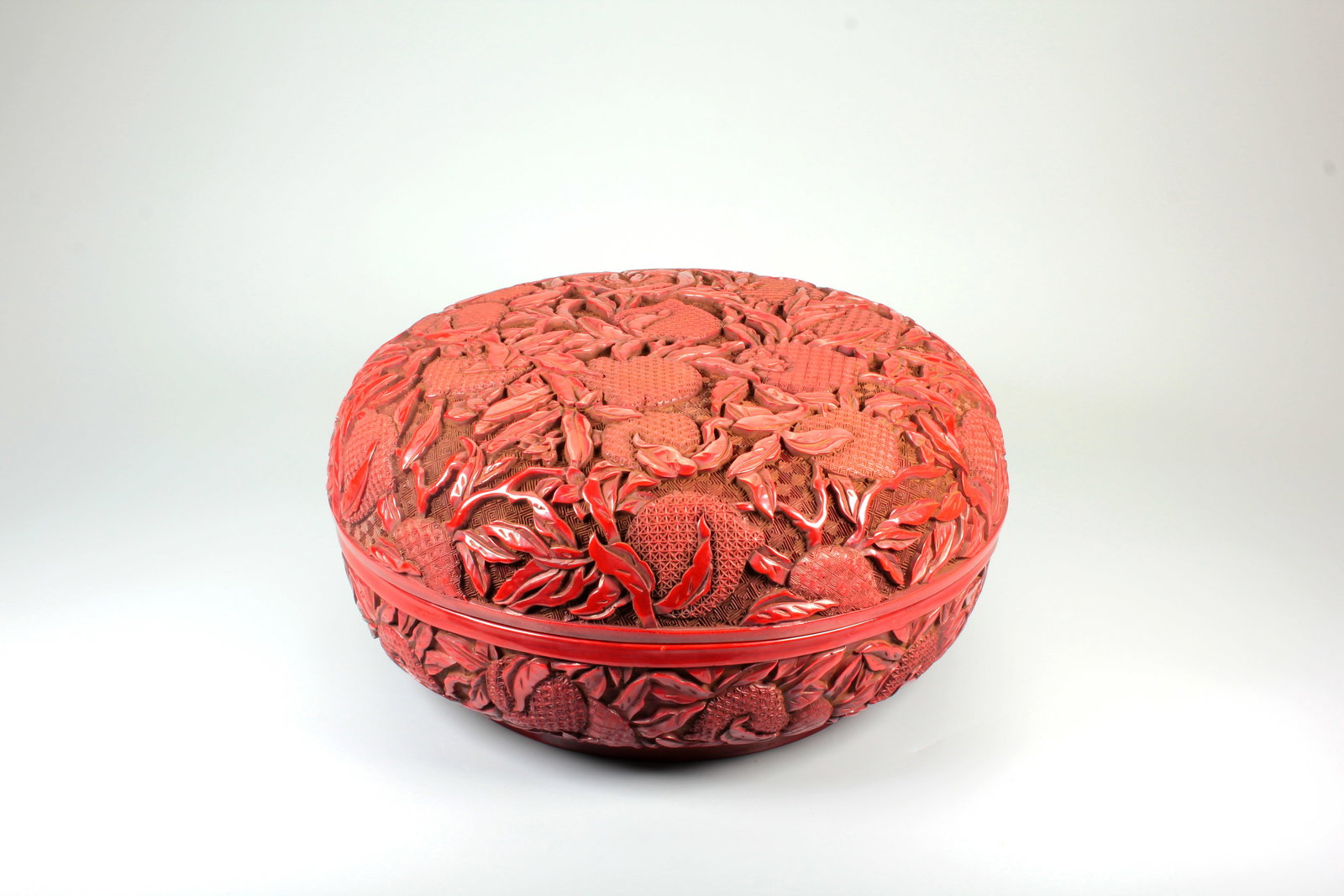 A QIANLONG IMPERIAL POEM CARVED RED LONGEVITY PEACH PATTERN HOLDING BOX: A QIANLONG IMPERIAL POEM CARVED RED LONGEVITY PEACH PATTERN HOLDING BOX H:14.5CM,D:27CM