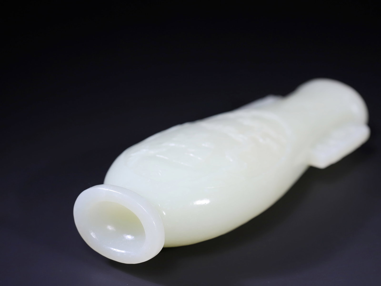 A HETIAN JADE VASE - 9