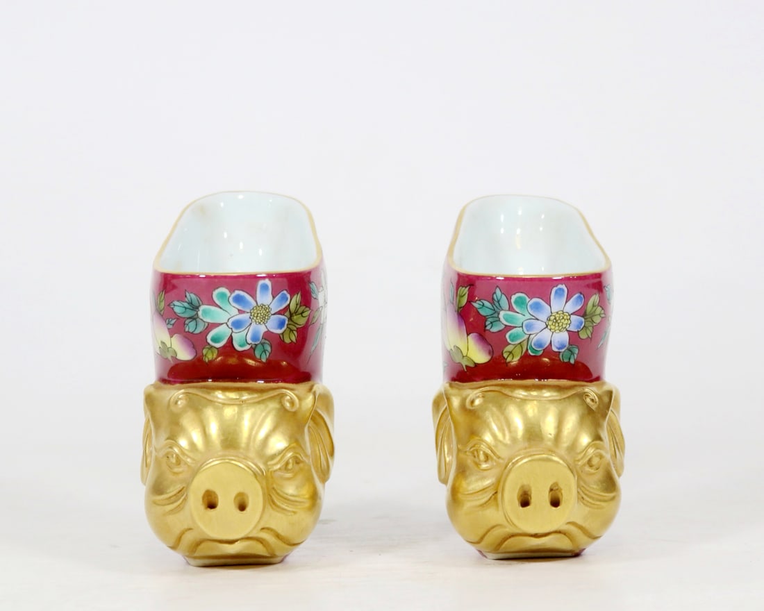 A PAIR OF ENAMEL 'BUTTERFLY AND FLOWER' GILDED 'PIG HEAD' CUPS: A PAIR OF ENAMEL 'BUTTERFLY AND FLOWER' GILDED 'PIG HEAD' CUPS H:9.8CM,W:5.5CM