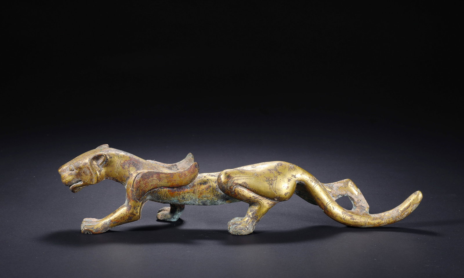 A WESTERN HAN COPPER GILT BEAST: A WESTERN HAN COPPER GILT BEAST L:28.5CM,H:5CM