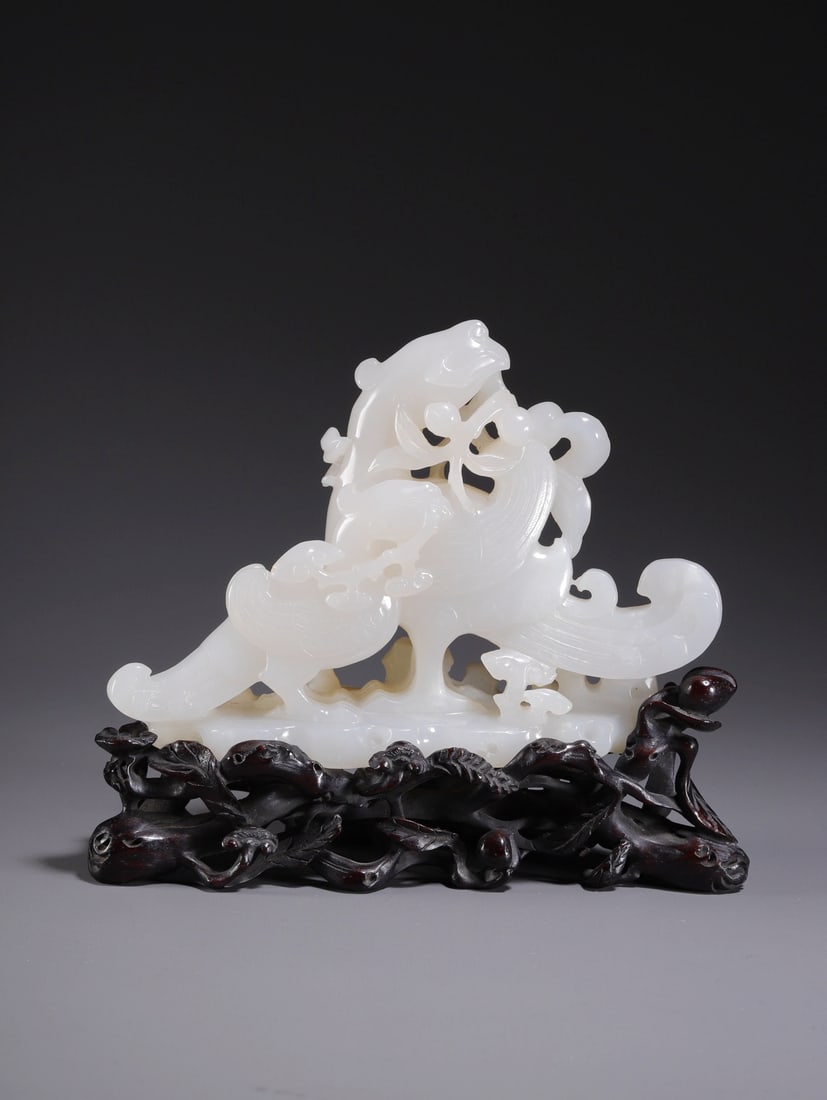 A HETIAN JADE 'PHOENIX HOLDING LINGZHI' ORNAMENT: A HETIAN JADE 'PHOENIX HOLDING LINGZHI' ORNAMENT 13.2*3.6*9.5CM