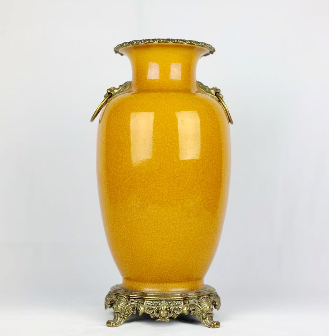 A YELLOW-GLAZED CRACKLED 'LION-HANDLE' DECORATIVE VASE (1 of 9)