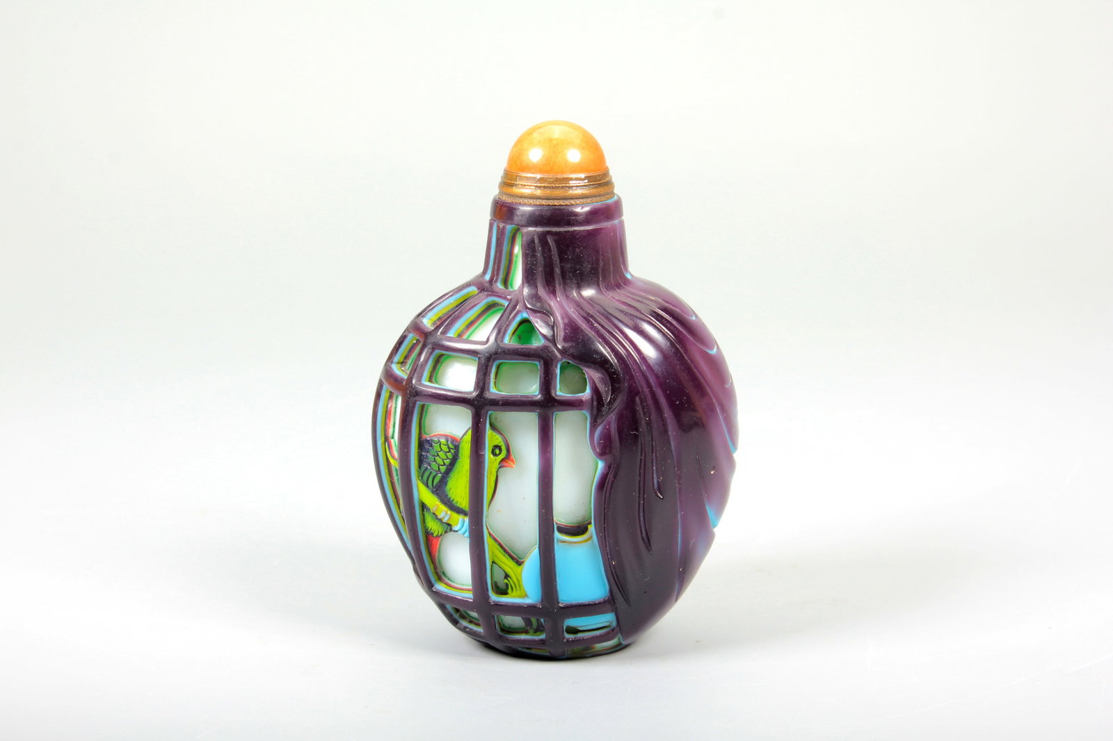 AN OVERLAY CAGE BIRD SNUFF BOTTLE: AN OVERLAY CAGE BIRD SNUFF BOTTLE H:8.8CM,W:6CM