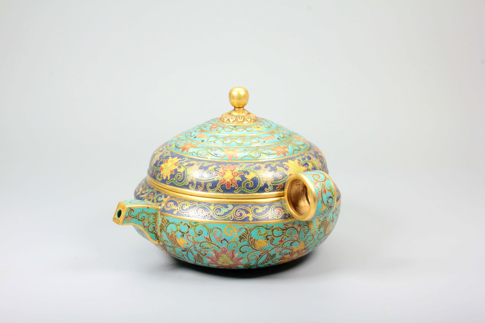 A COPPER BODY CLOISONNE ENAMEL LOTUS PATTERN LU-STYLE POT: A COPPER BODY CLOISONNE ENAMEL LOTUS PATTERN LU-STYLE POT H:13CM,D:15.6CM