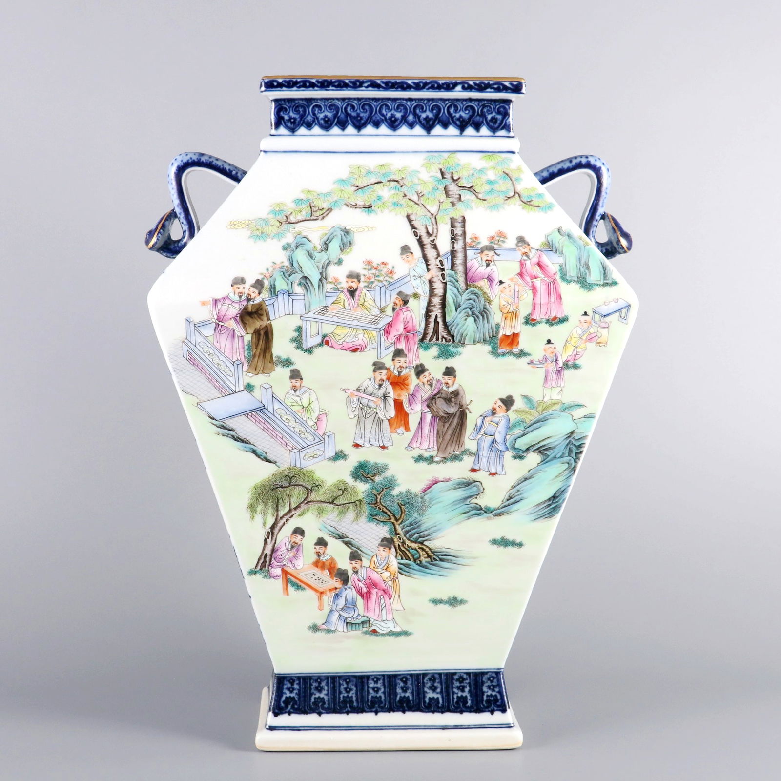 AN UNDERGLAZE-BLUE AND FAMILLE ROSE 'FIGURE STORY' 'RUYI'-HANDLE SQUARE ZUN: AN UNDERGLAZE-BLUE AND FAMILLE ROSE 'FIGURE STORY' 'RUYI'-HANDLE SQUARE ZUN H:38.6CM,D:26CM