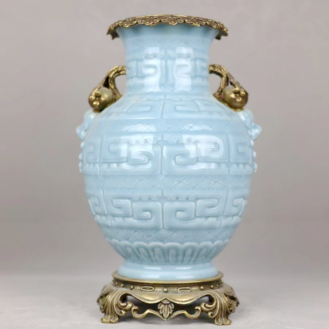 A CELADON-GLAZED CARVED 'KEYFRET' AND 'POMEGRANATE-HANDLE' ZUN: A CELADON-GLAZED CARVED 'KEYFRET' AND 'POMEGRANATE-HANDLE' ZUN H:34CM,D:21CM