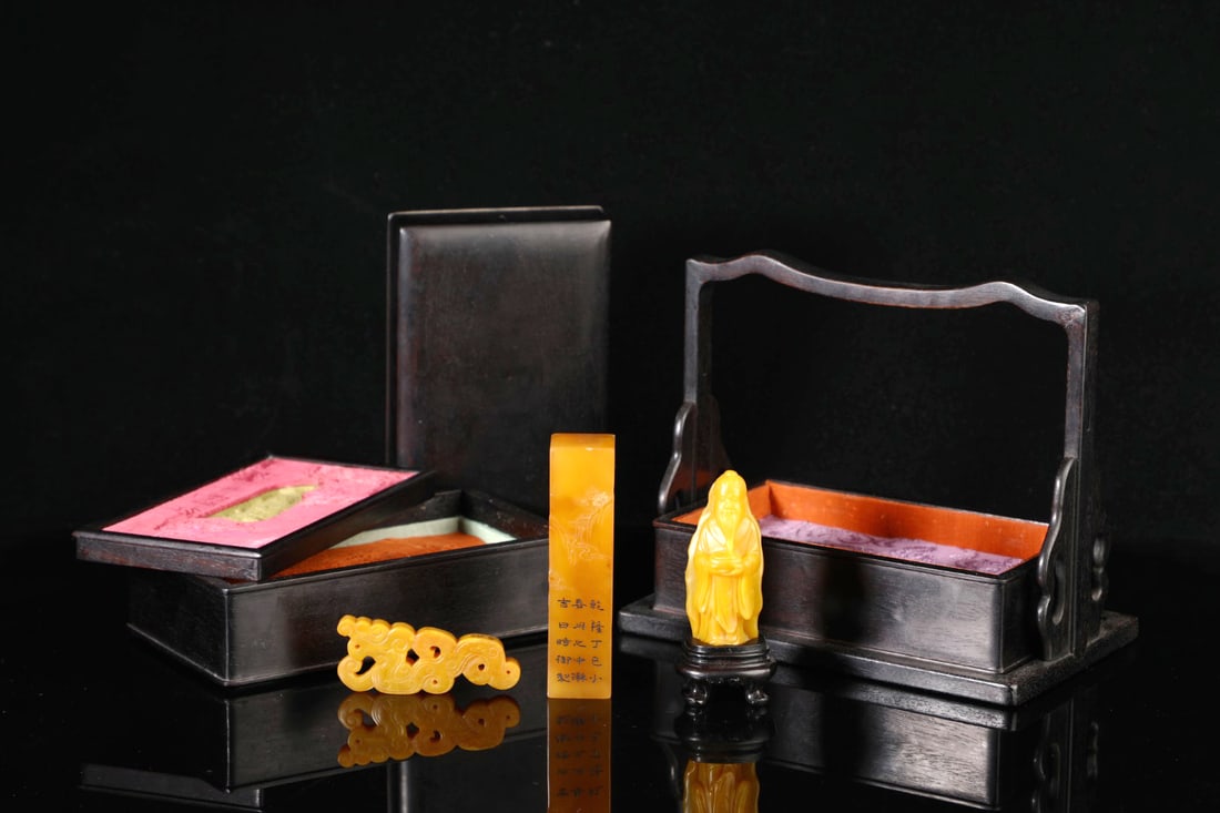 A SHOUSHAN TIANHUANG STONE SEAL, YUXUAN: A SHOUSHAN TIANHUANG STONE SEAL, YUXUAN H:10.5CM,W:2.5CM