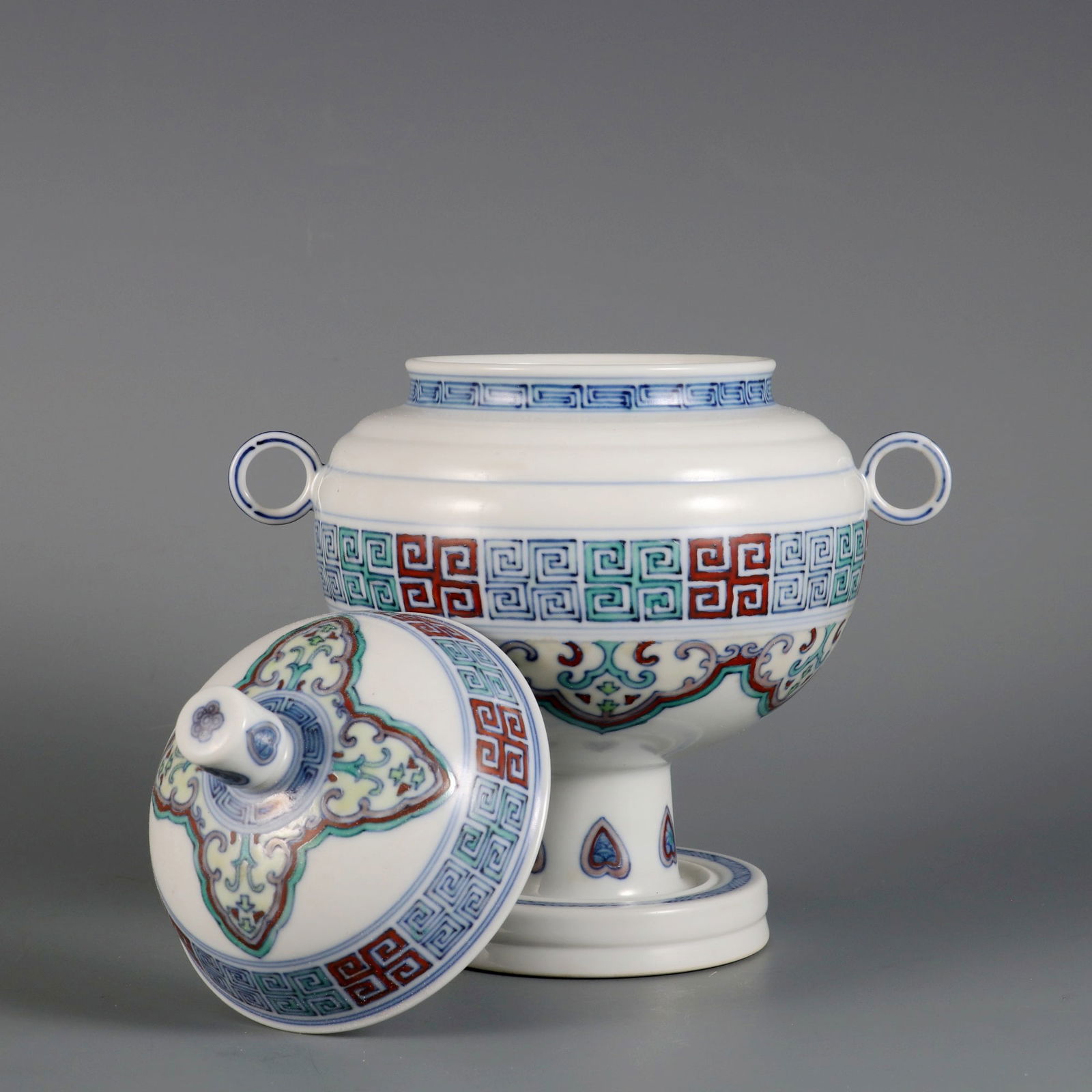A DOUCAI 'KEYFRET' DOUBLE-HANDLED BEAN VESSEL - 7