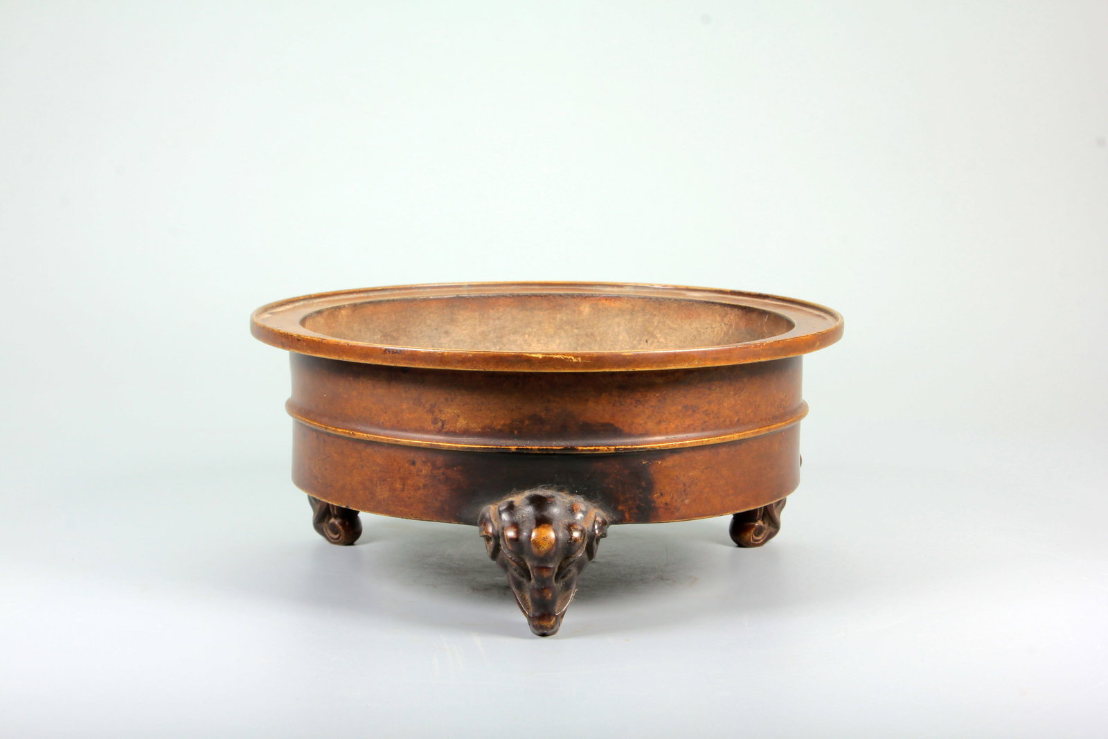 A ELEPHANT-LEGGED BOWSTRING PATTERN COPPER BURNER: A ELEPHANT-LEGGED BOWSTRING PATTERN COPPER BURNER H:7.3CM,D:16.2CM