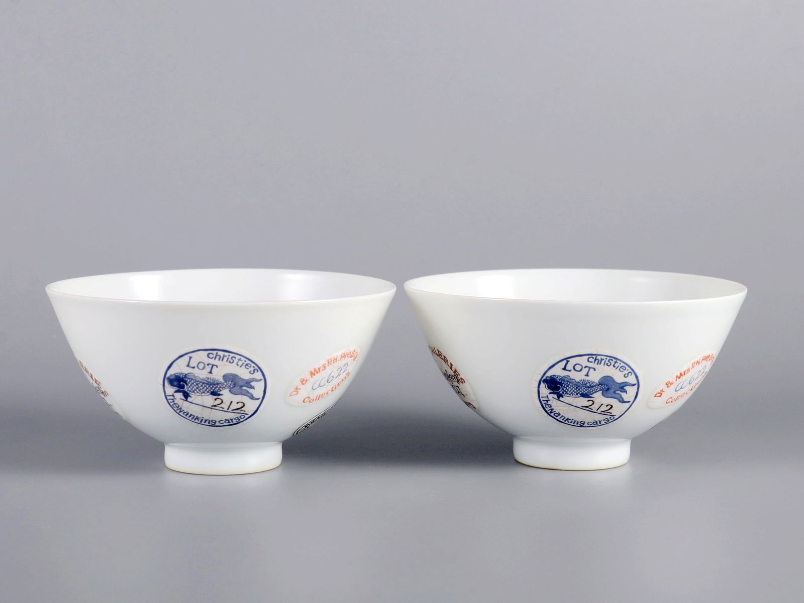 A PAIR OF FAMILLE ROSE 'AUCTION LABEL' BOWLS: A PAIR OF FAMILLE ROSE 'AUCTION LABEL' BOWLS H:6.3CM,D:11.6CM