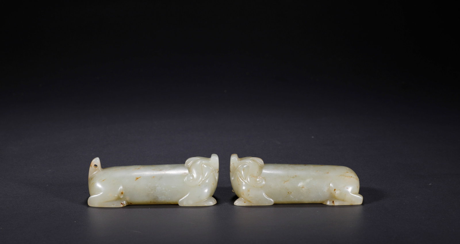 A WESTERN HAN WHITE JADE PIG GRIP: A WESTERN HAN WHITE JADE PIG GRIP L:8CM*2,H:3CM*2
