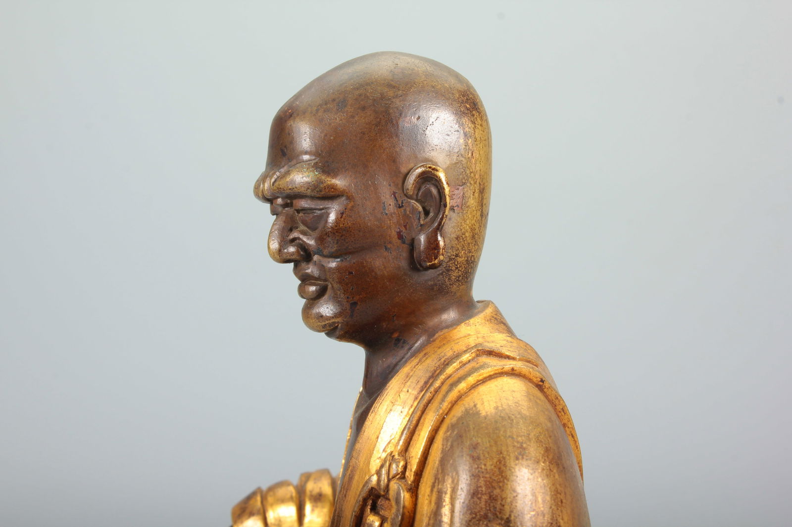A COPPER GILT MEDITATING ARHAT STATUE - 7