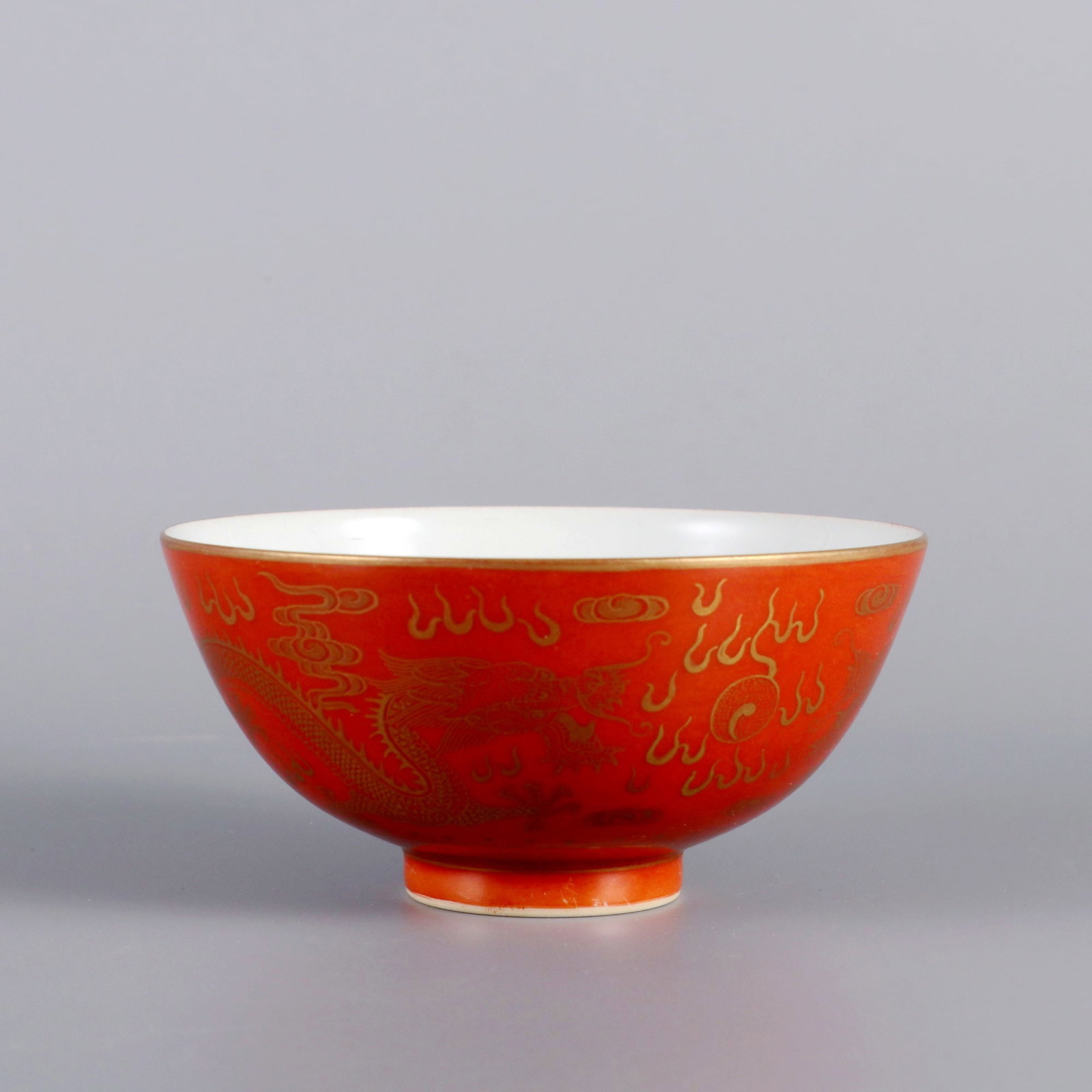 A CORAL-RED GROUND GILDED 'TWO DRAGONS VYING FOR A PEARL' BOWL (1 of 8)