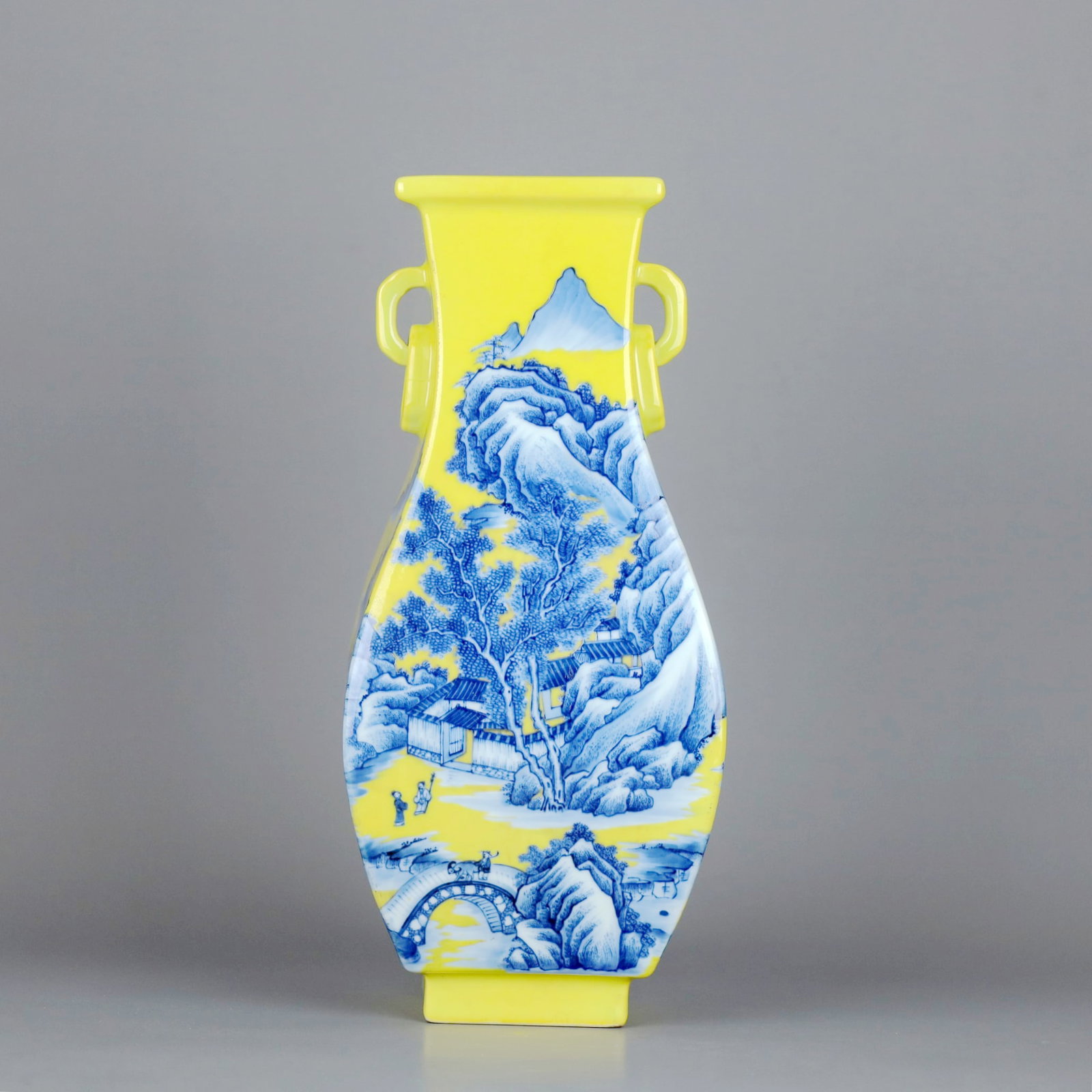 A YELLOW-GLAZED UNDERGLAZE-BLUE 'LANDSCAPE' SQUARE DOUBLE-HANDLED VASE: A YELLOW-GLAZED UNDERGLAZE-BLUE 'LANDSCAPE' SQUARE DOUBLE-HANDLED VASE H:31CM,D:13.8CM