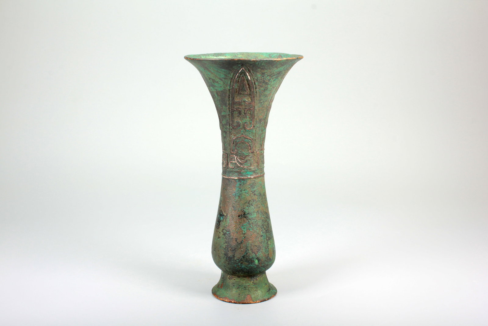A BRONZE INLAID SILVER WIRE DRAGON PATTERN FLOWER VASE: A BRONZE INLAID SILVER WIRE DRAGON PATTERN FLOWER VASE H:19.7CM,D:9.5CM