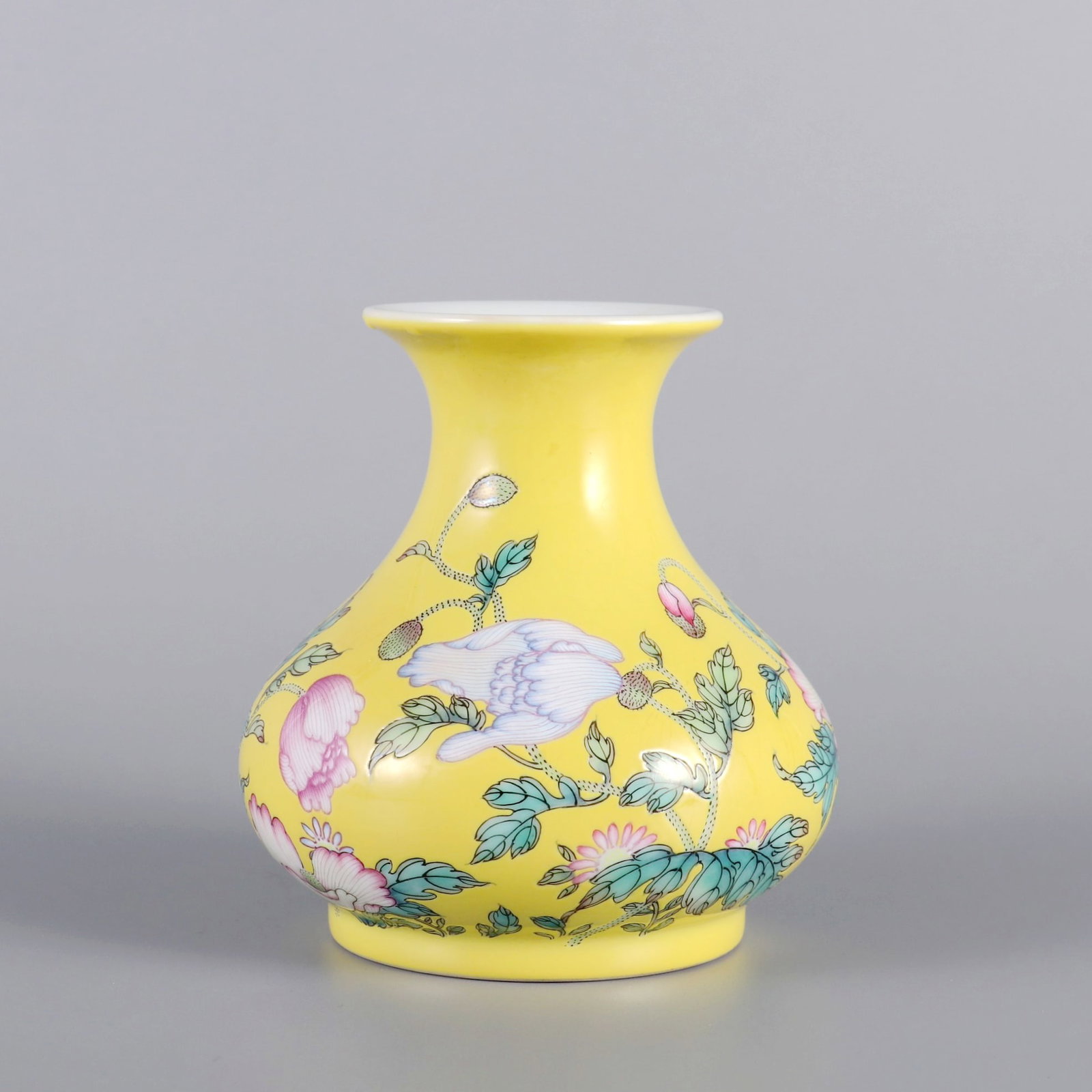 A YELLOW-GROUND ENAMEL 'POPPY AND SHEPHERD'S PURSE' VASE: A YELLOW-GROUND ENAMEL 'POPPY AND SHEPHERD'S PURSE' VASE H:10.5CM,D:9.5CM
