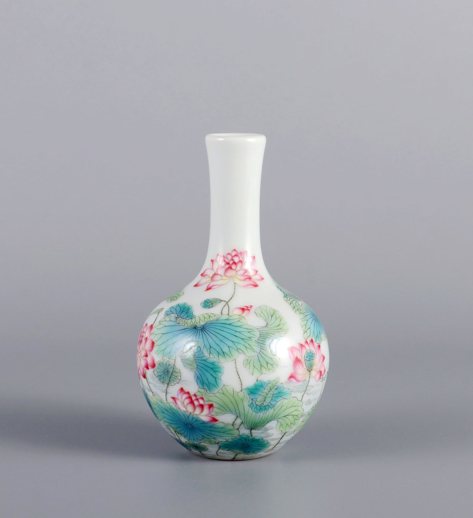 A SMALL ENAMEL 'LOTUS' GLOBULAR VASE: A SMALL ENAMEL 'LOTUS' GLOBULAR VASE H:10.6CM,D:6CM