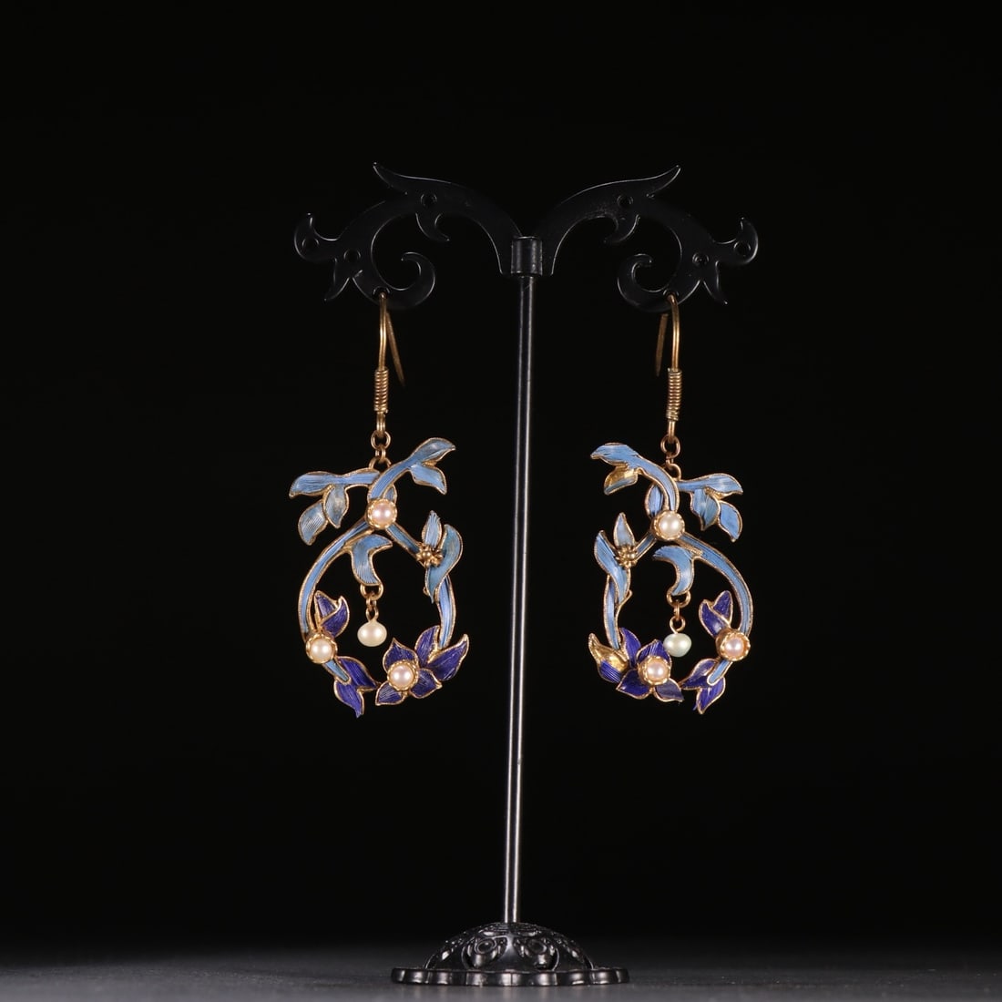 Pair of Gilt Silver Inlaid Blue Feather and White Pearl Carved Flower Pattern Earring: Pair of Gilt Silver Inlaid Blue Feather and White Pearl Carved Flower Pattern Earring (5.6 x 2.8cm)