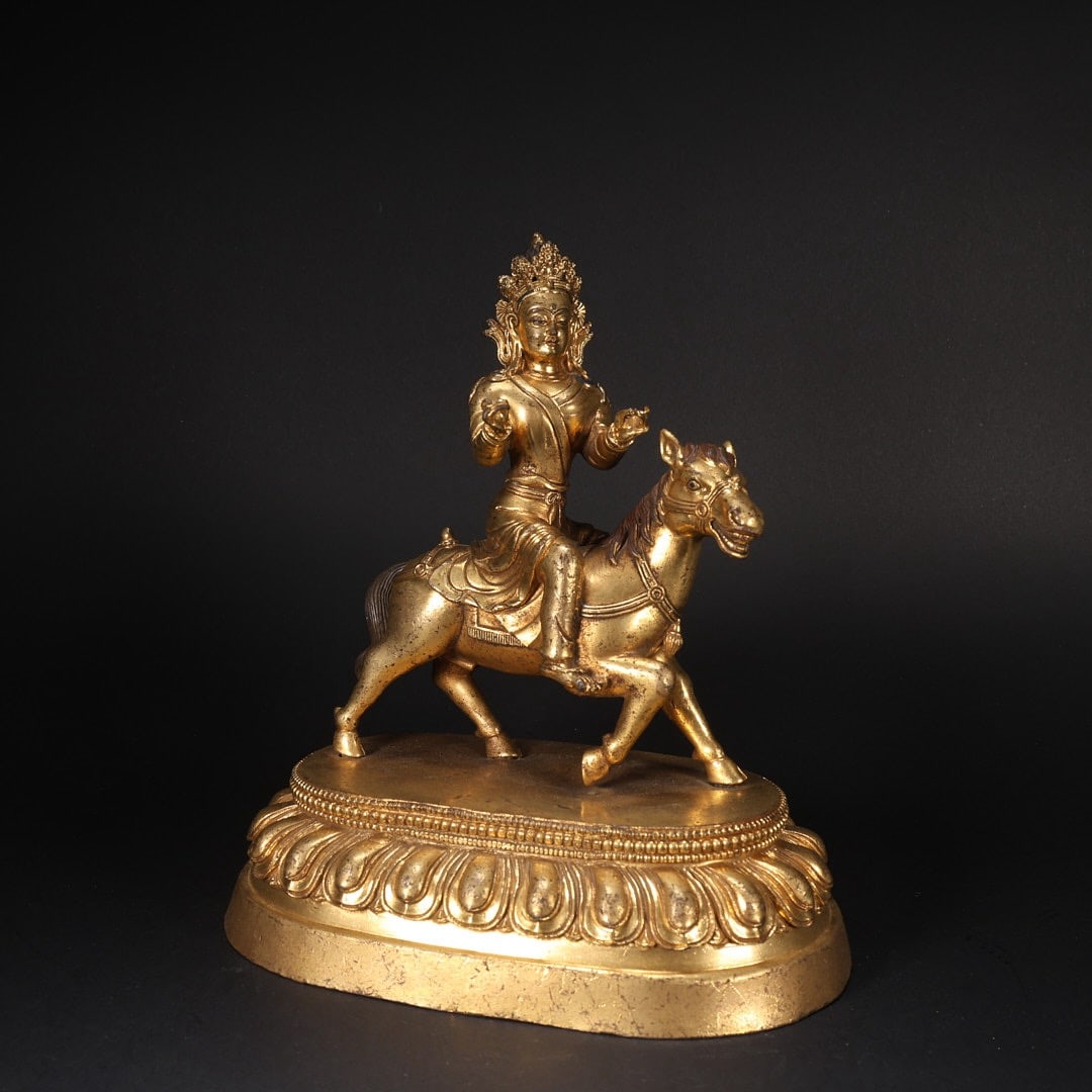 Gilt Bronze Buddha Figure: Gilt Bronze Buddha Figure (17.3 x 10.8 x 19cm)