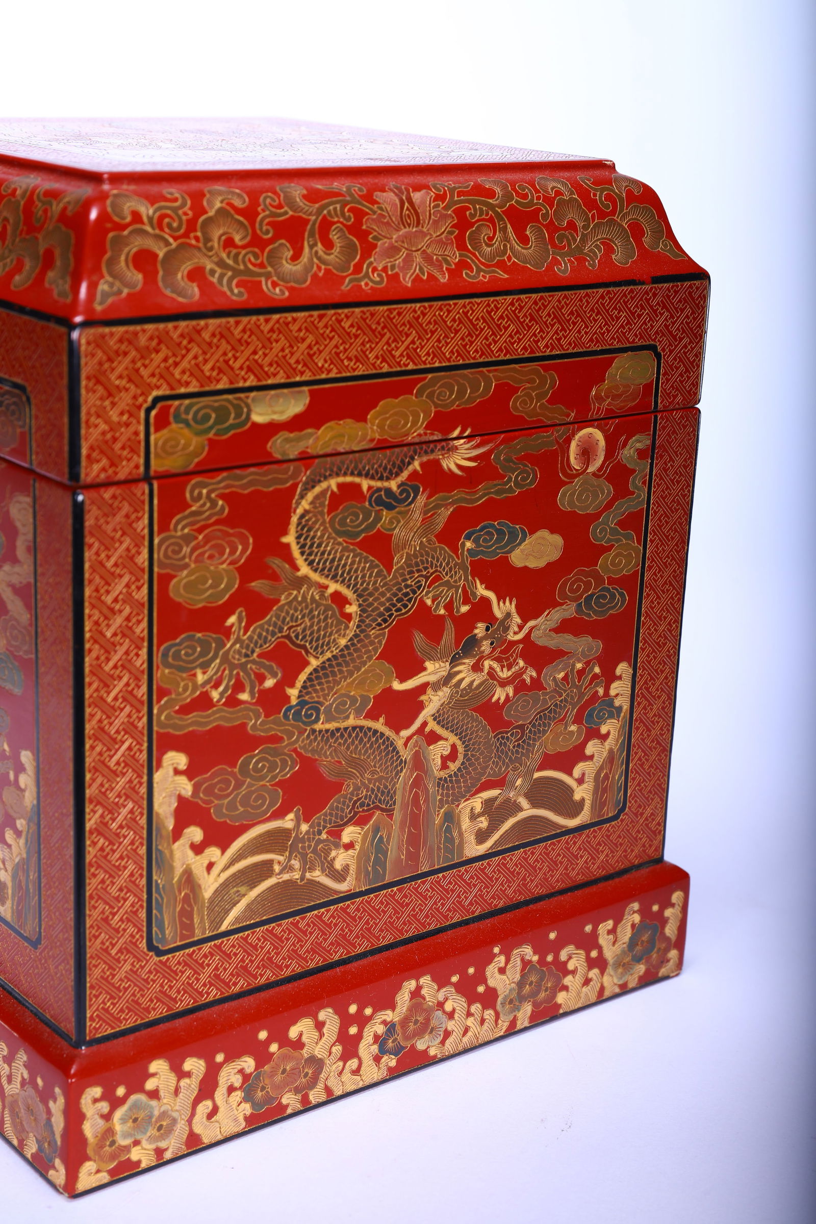 Lacquerware Gold Drawing Dragon Pattern Lid Box - 2