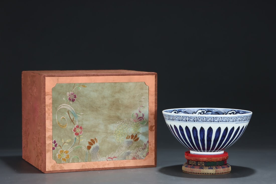 Blue and White Flower Branch Pattern Porcelain Bowl: Blue and White Flower Branch Pattern Porcelain Bowl (10.5 x 20.7cm)