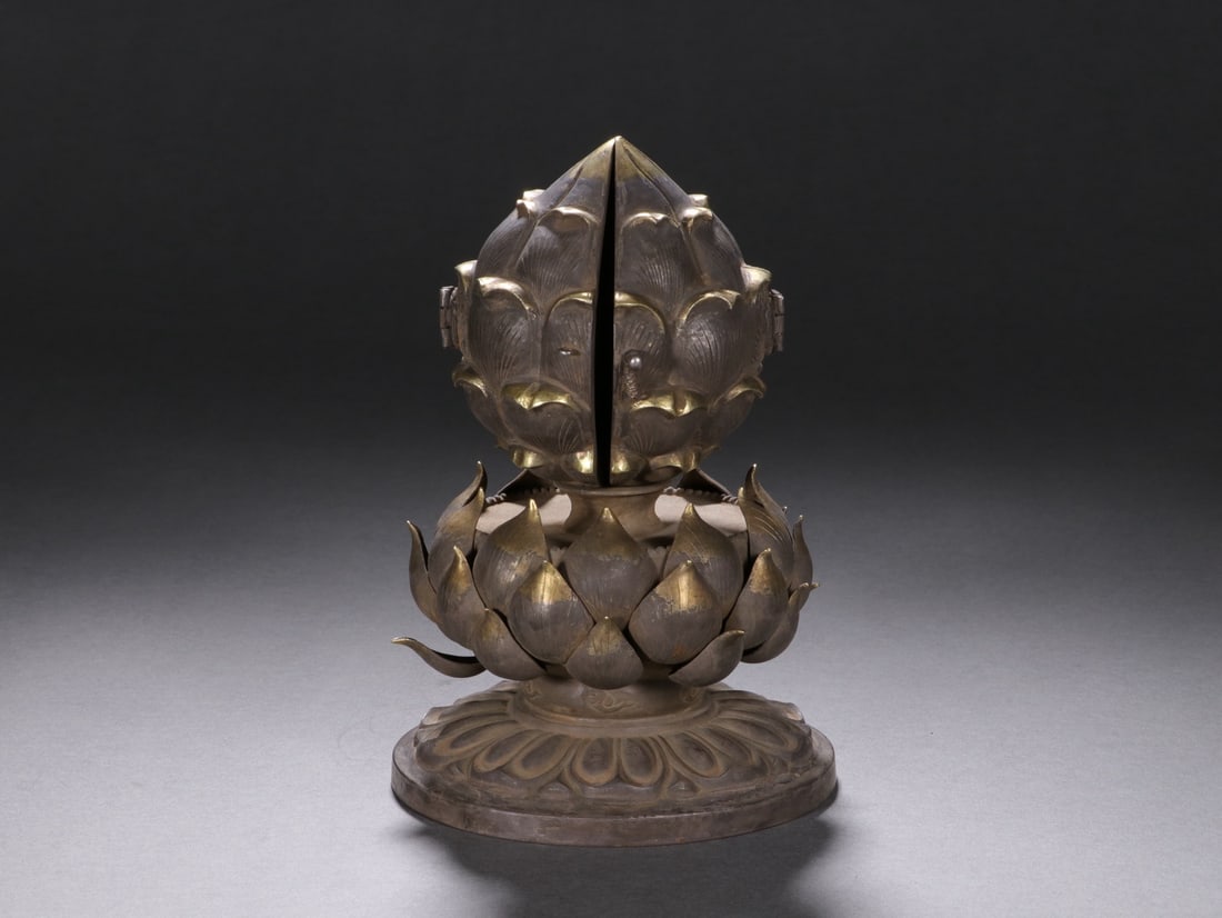 Silver Carved Lotus Flower Shape Lid Box: Silver Carved Lotus Flower Shape Lid Box (14.5 x 9.8cm)