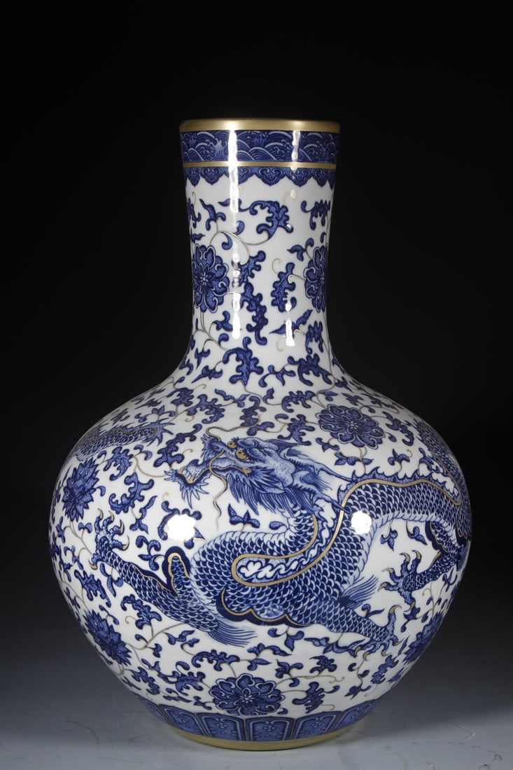 Blue and White Flower Branch and Dragon Pattern Porcelain Tianqiu Vase: Blue and White Flower Branch and Dragon Pattern Porcelain Tianqiu Vase (51 x 16cm)