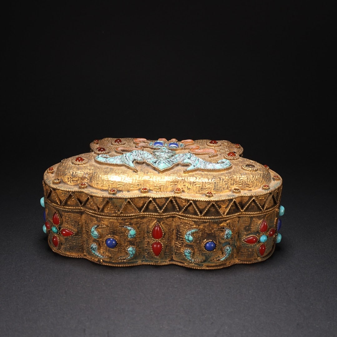 Gilt Silver Inlaid Gem Stone Carved Bat Pattern Lid Box: Gilt Silver Inlaid Gem Stone Carved Bat Pattern Lid Box (12.2 x 8 x 5cm)