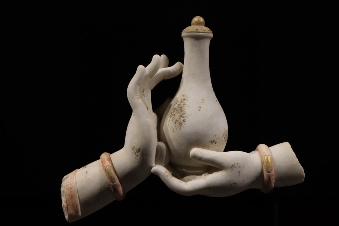 White Stone Buddha Hand Figure: White Stone Buddha Hand Figure (61 x 41cm)