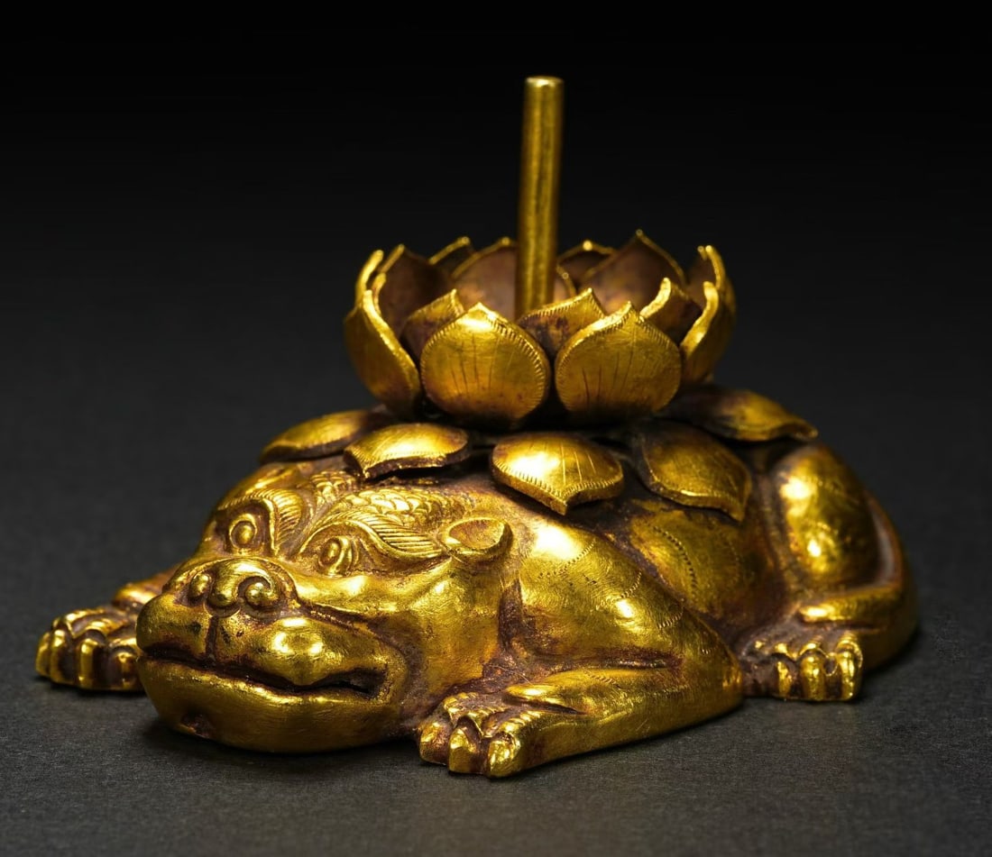 Gilt Bronze Carved Beast Shape Candlestick: Gilt Bronze Carved Beast Shape Candlestick (5.7 x 3.5cm?60.5g)