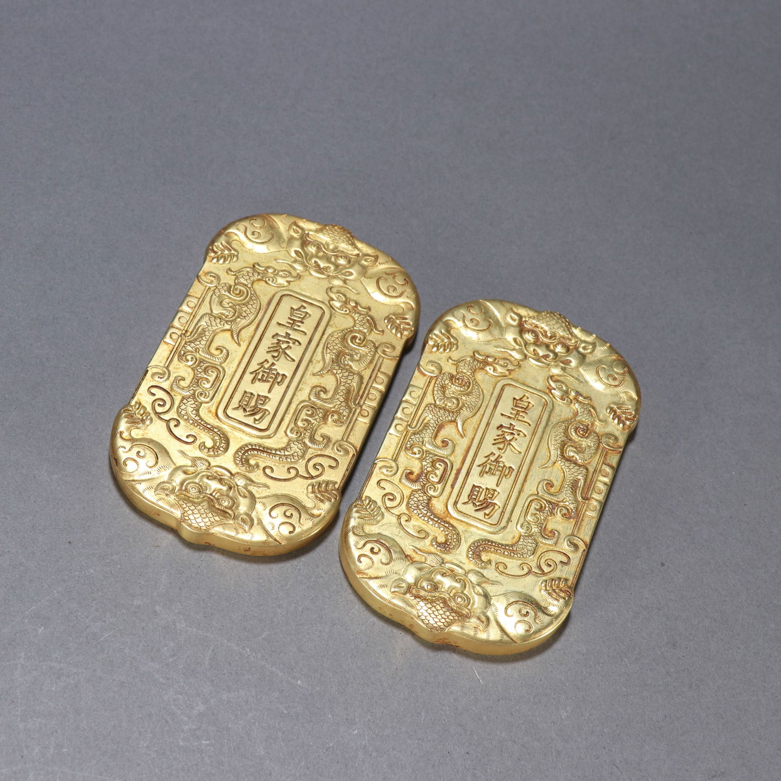 Pair of Gilt Bronze Carved Dragon Pattern Pendant: Pair of Gilt Bronze Carved Dragon Pattern Pendant (9.9 x 5.8cm,Weight 640g)