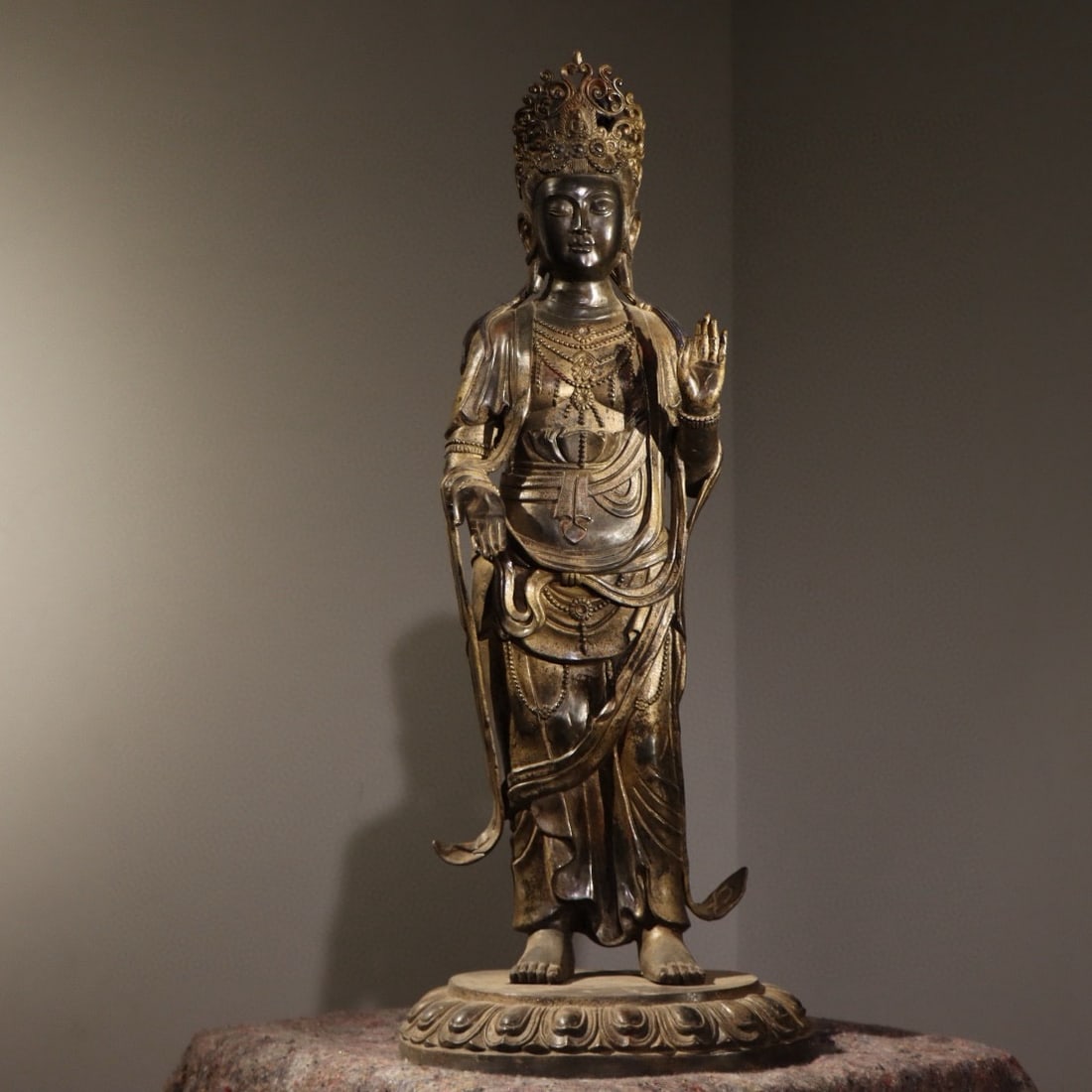 Gilt Bronze GuanYin Figure: Gilt Bronze GuanYin Figure (100 x 40 x 35cm)