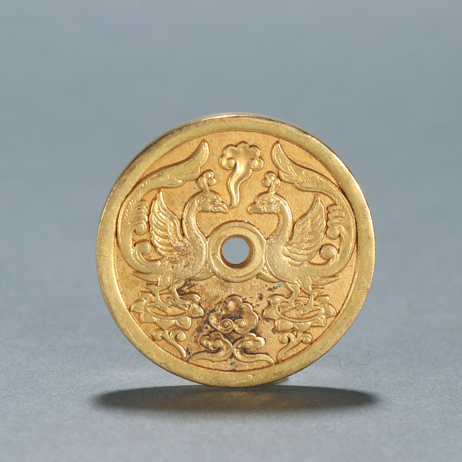 Gilt Bronze Carved Flower and Phoenix Pattern Chinese Coin: Gilt Bronze Carved Flower and Phoenix Pattern Chinese Coin (4.3cm)