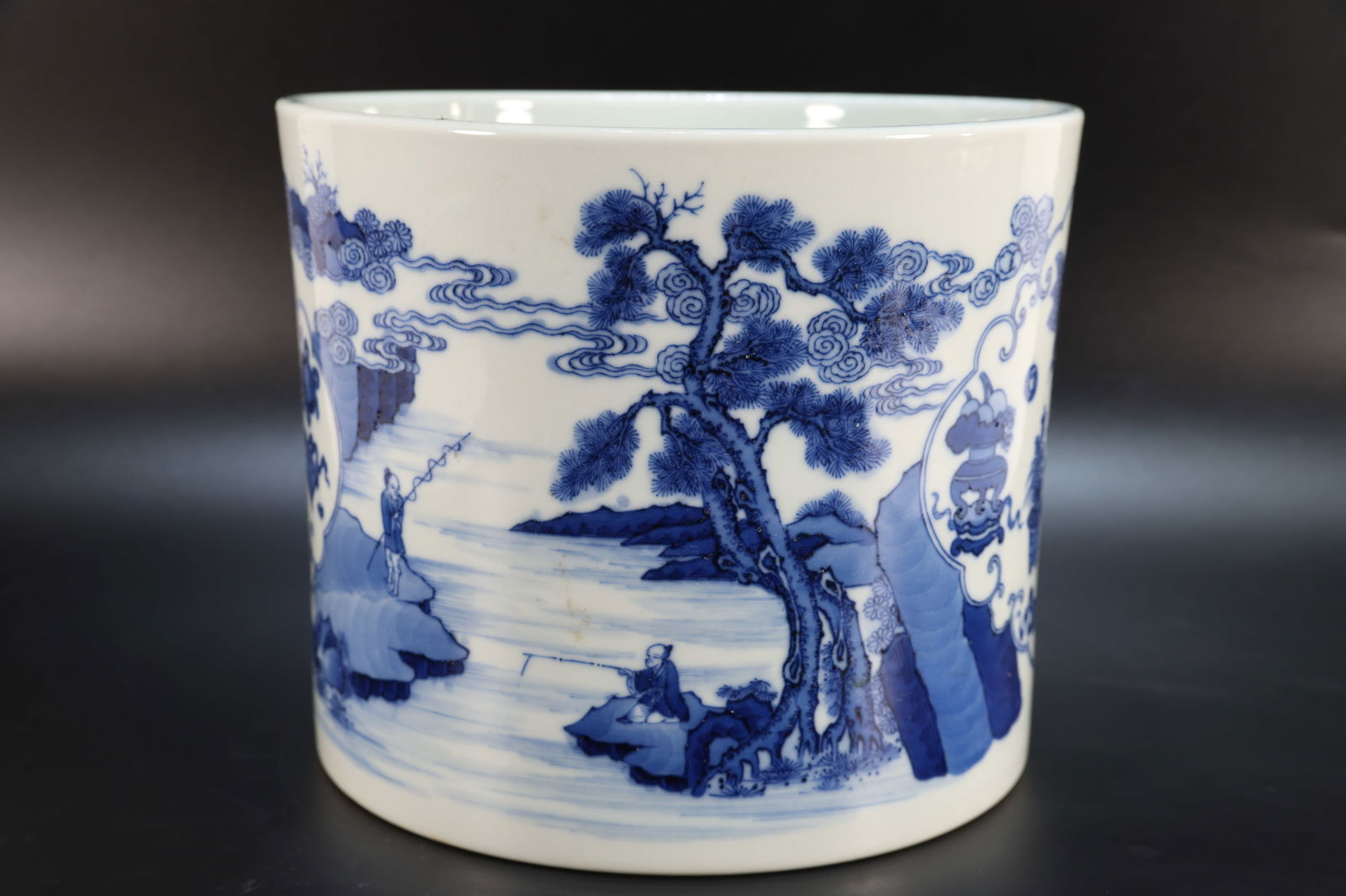 Blue and White Landscape and Character Story Pattern Porcelain Brush Pot: Blue and White Landscape and Character Story Pattern Porcelain Brush Pot (20 x 17cm)