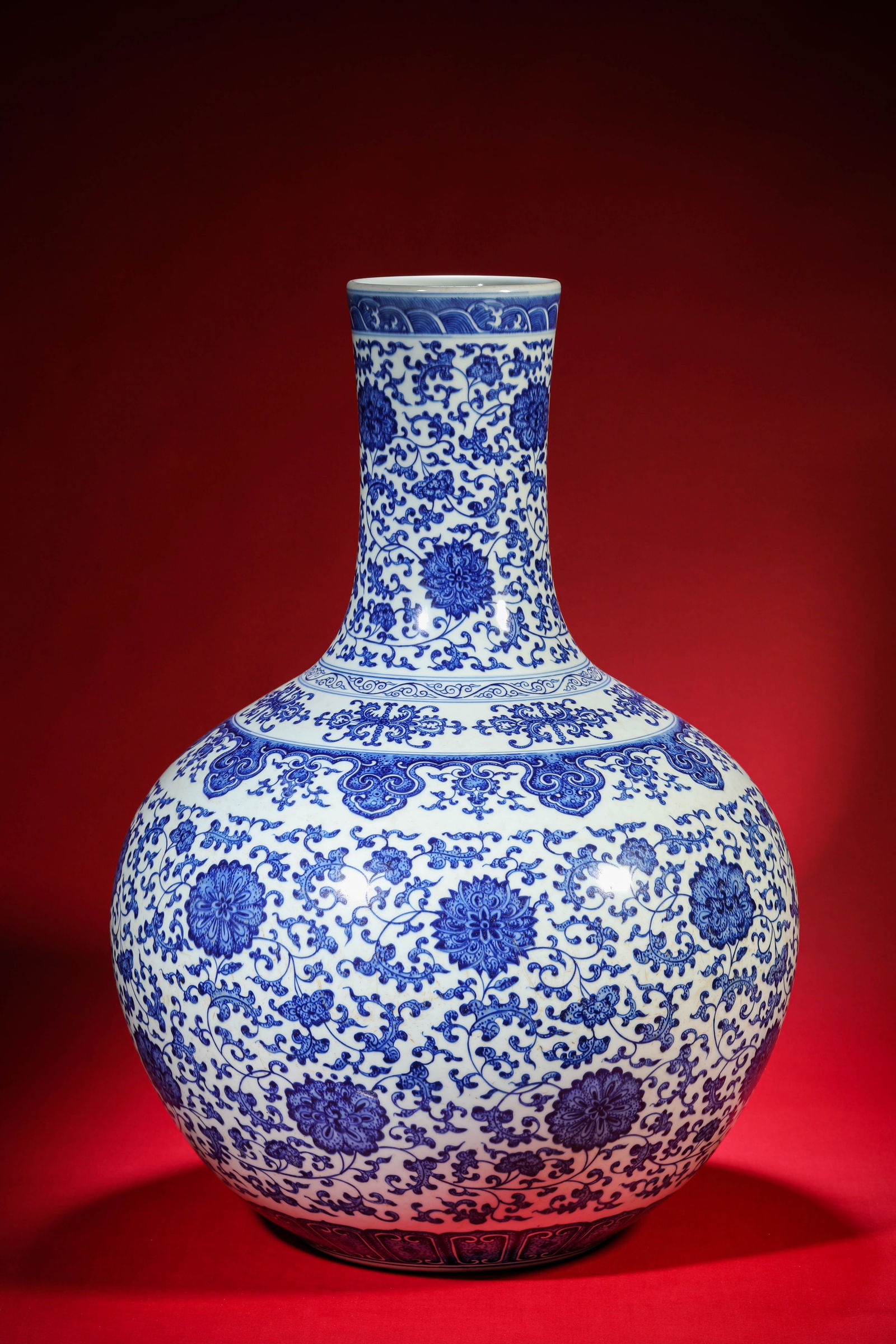 A Blue and White 'Interlocking Lotus' Vase - 4