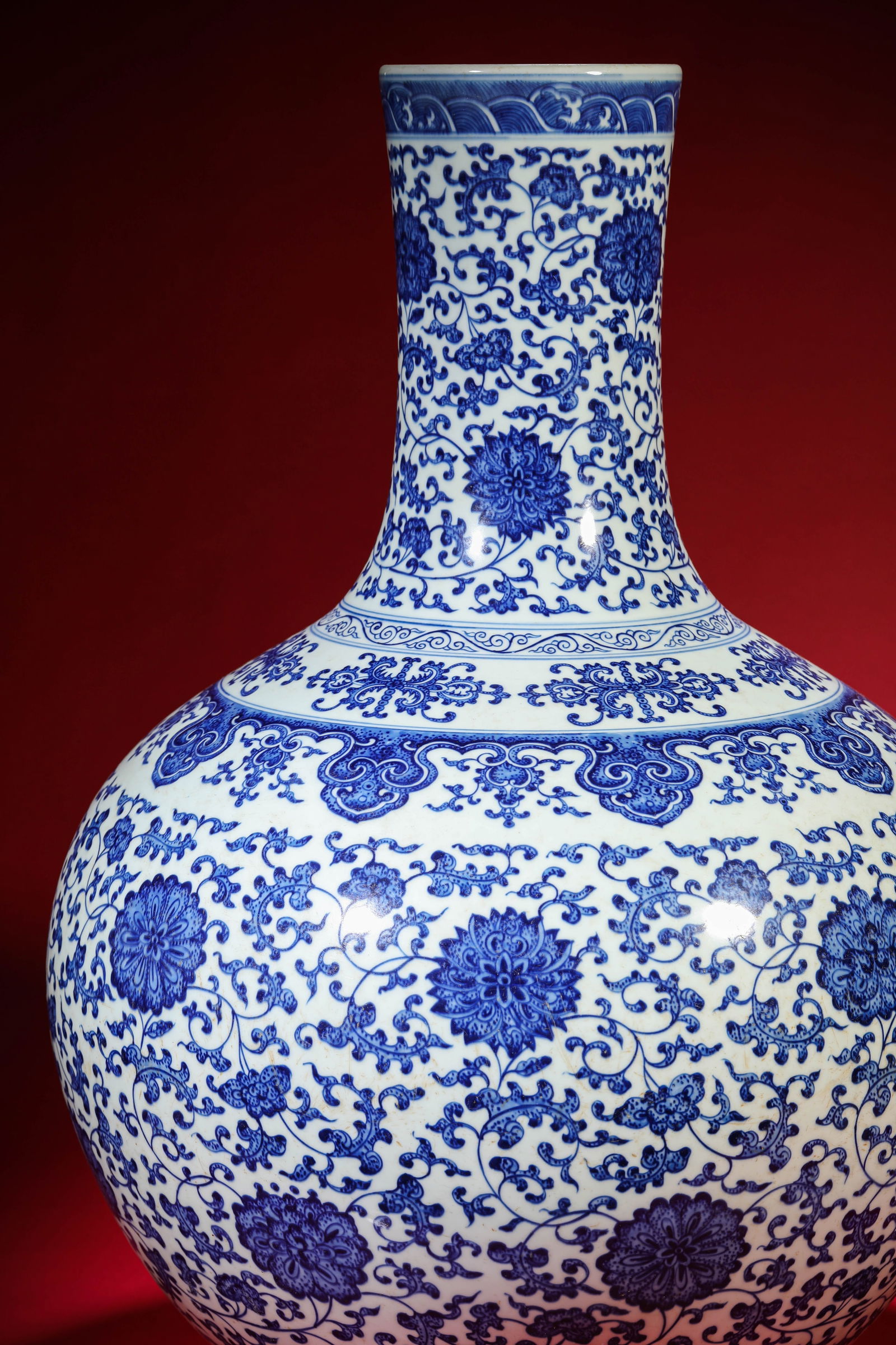 A Blue and White 'Interlocking Lotus' Vase - 5