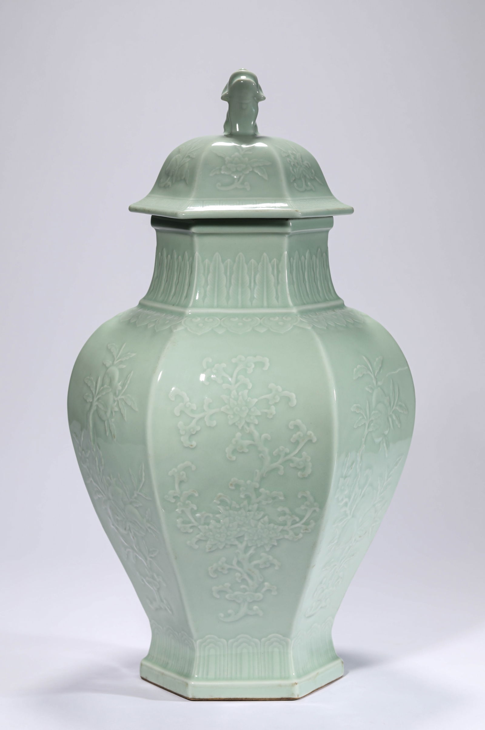 A Bean-Green-Glazed 'Bat and Shou' 'Hexagonal Animal-Form Finial' Covered Jar: A Bean-Green-Glazed 'Bat and Shou' 'Hexagonal Animal-Form Finial' Covered Jar (27 x 48.5 cm)