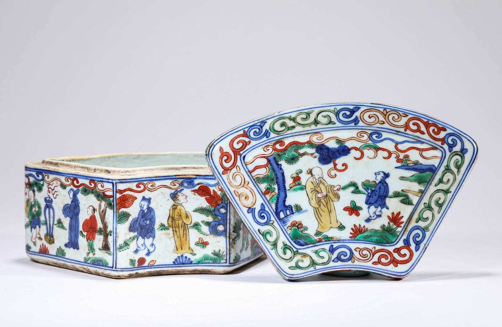 A Wucai 'Narrative Scene' Covered Box: A Wucai 'Narrative Scene' Covered Box (19.5 x 12 x 9.3 cm)