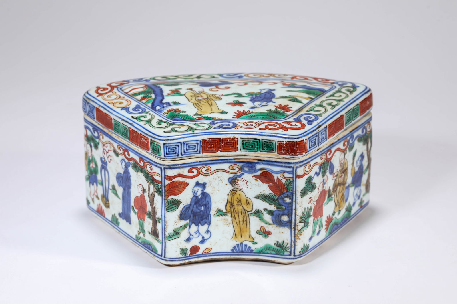 A Wucai 'Narrative Scene' Covered Box - 2