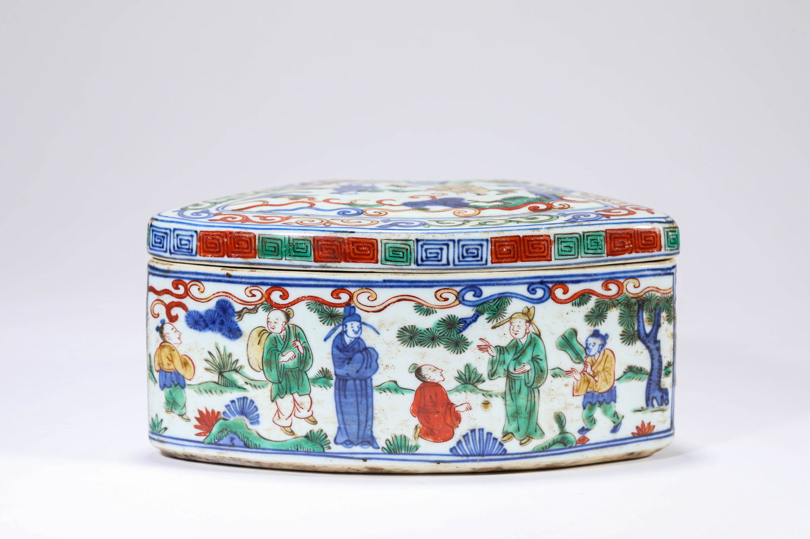 A Wucai 'Narrative Scene' Covered Box - 3