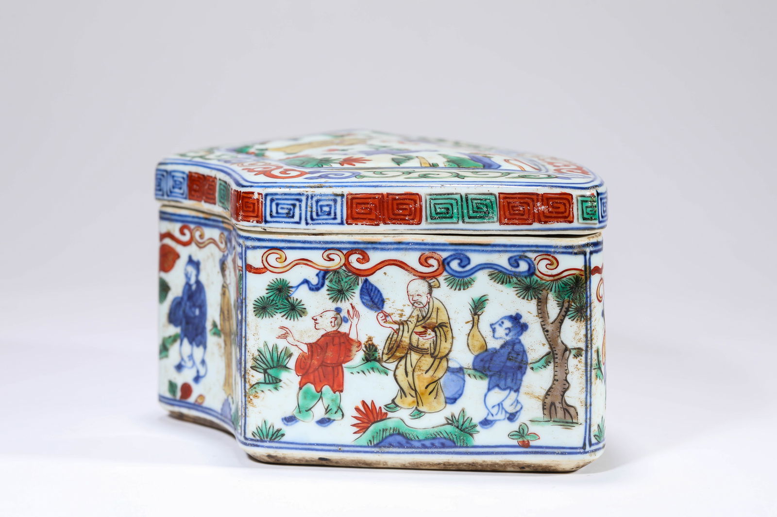 A Wucai 'Narrative Scene' Covered Box - 4