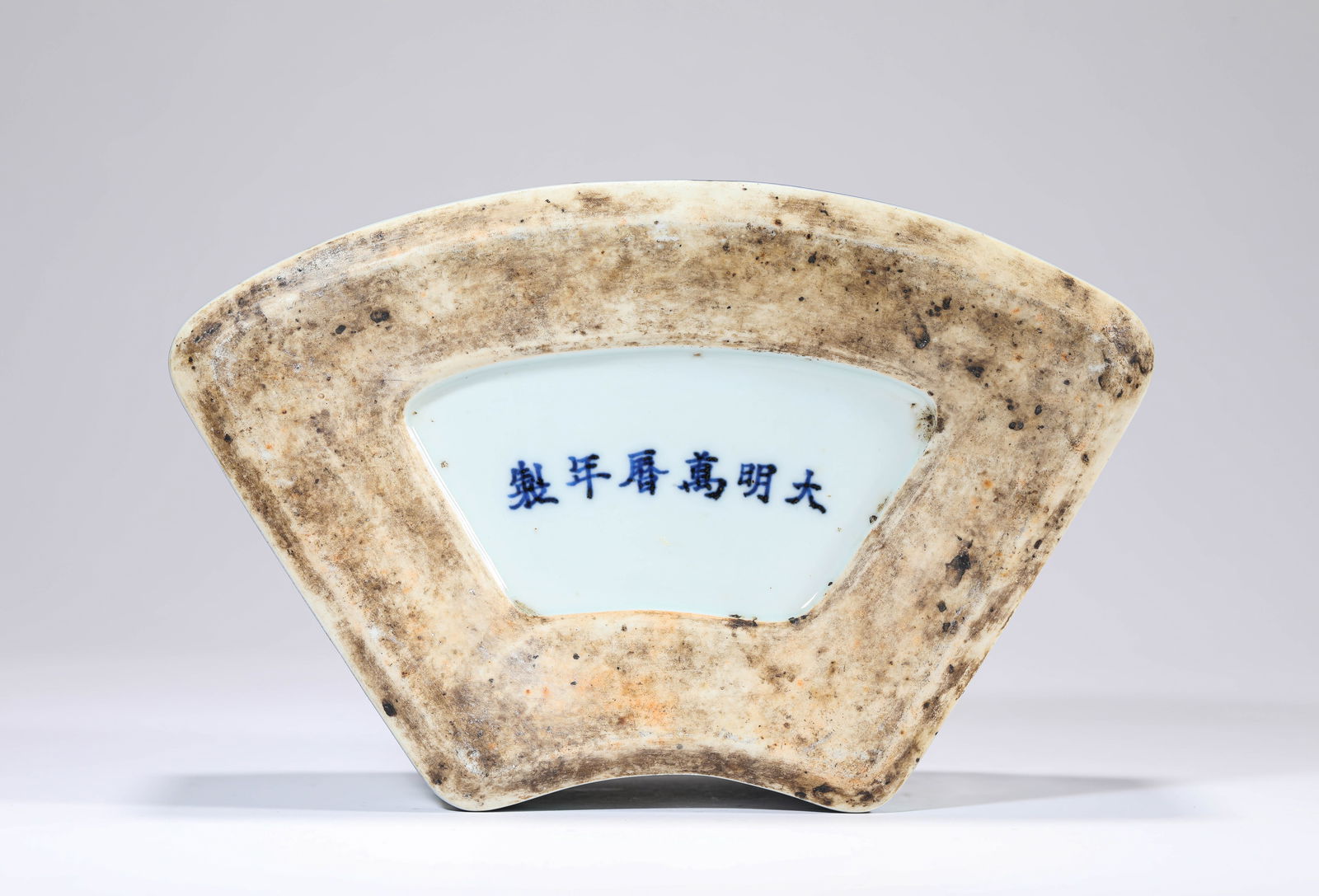 A Wucai 'Narrative Scene' Covered Box - 5