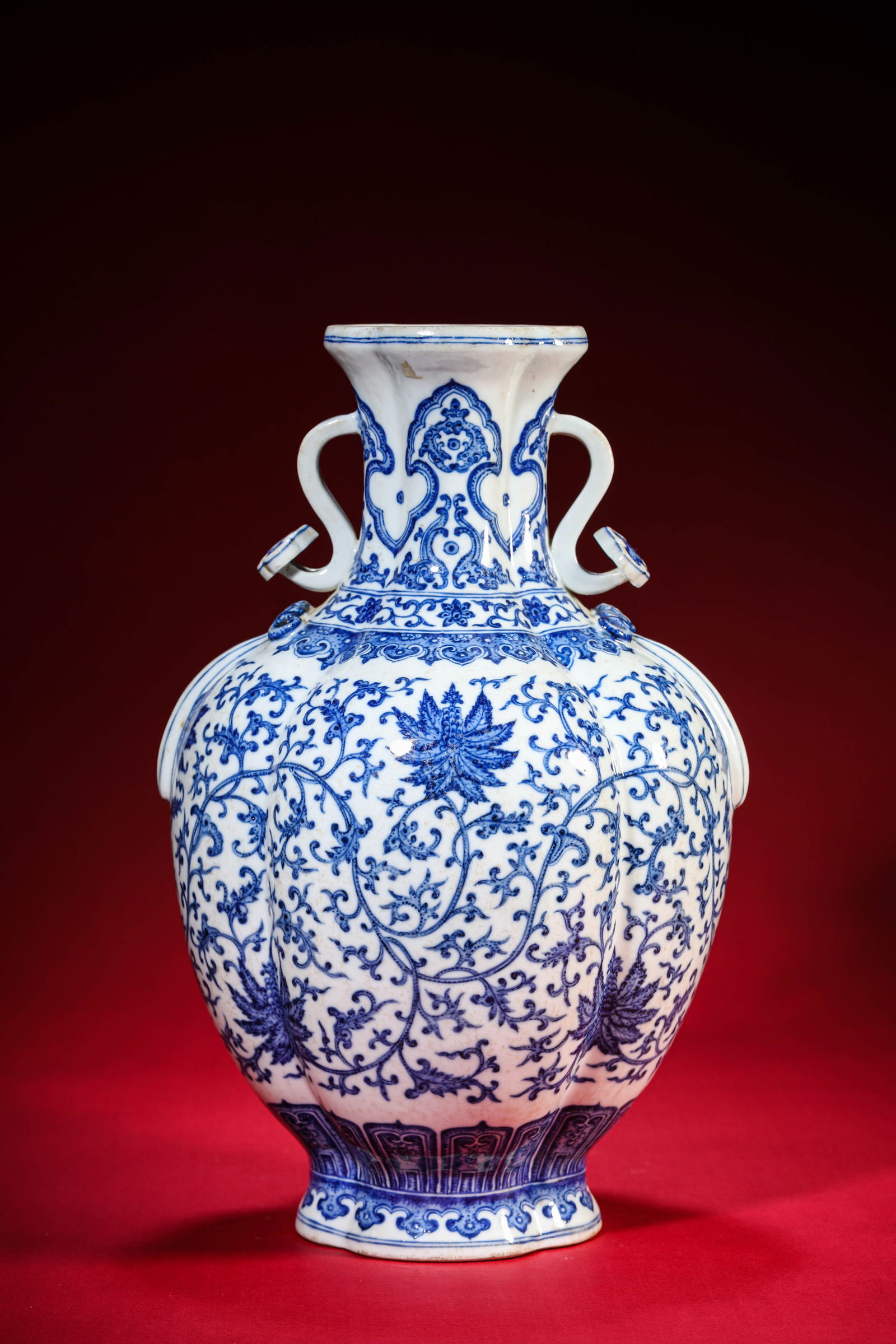 A Blue and White 'Interlocking Florals' Vase: A Blue and White 'Interlocking Florals' Vase (20.1 x 34 cm)