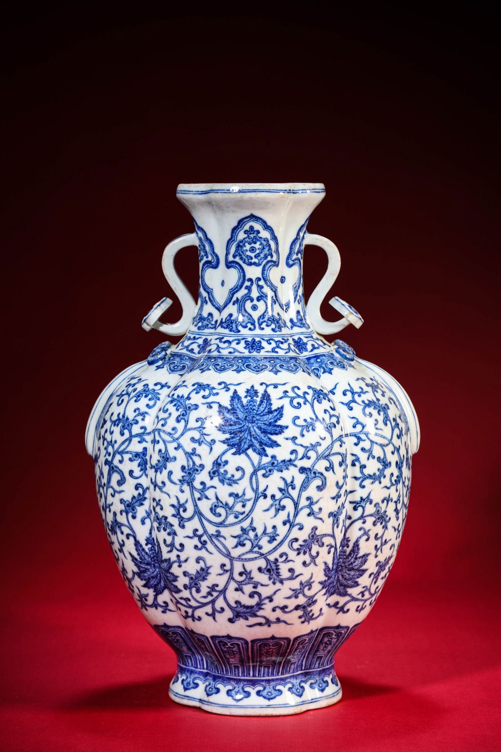 A Blue and White 'Interlocking Florals' Vase - 4